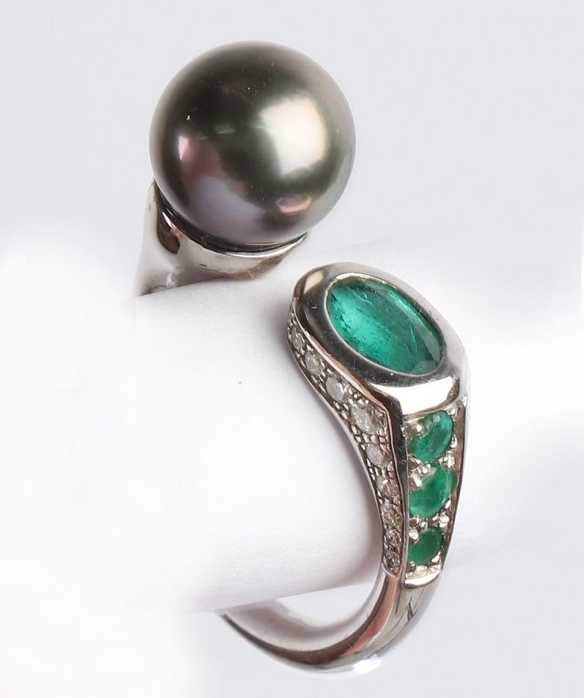 Null 
18K白金双头戒指，镶嵌着一颗大溪地灰珍珠和一颗明亮式切割的绿宝石。毛重：9.29克