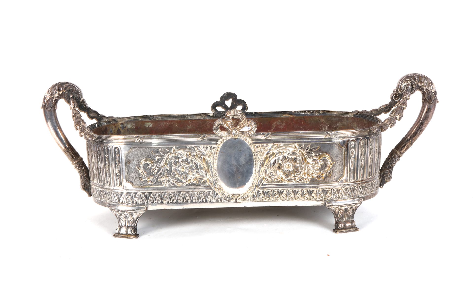 Null Bedeutende Garnitur aus versilbertem Metall, Dekor im Stil Louis XVI. 53X16&hellip;