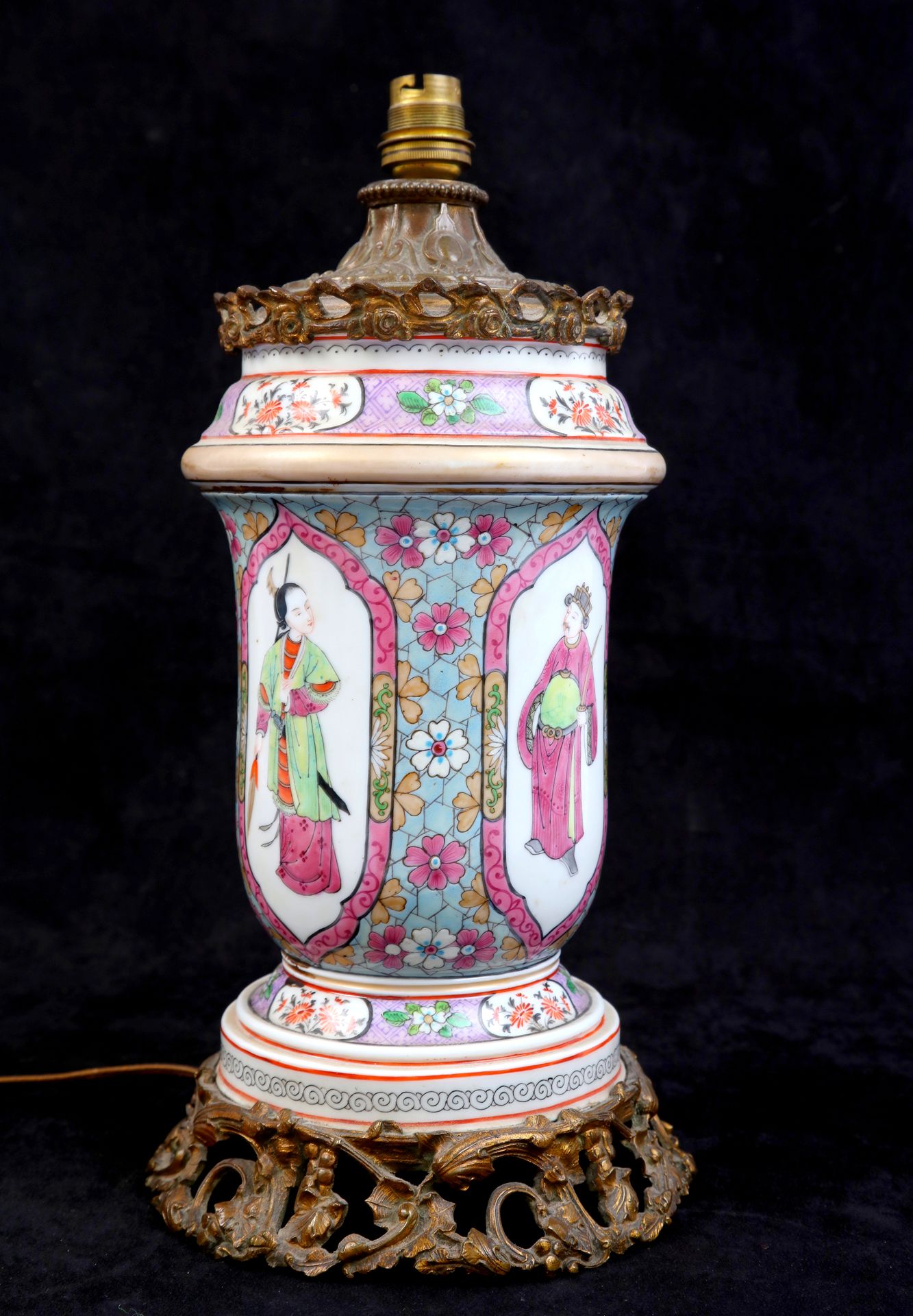 Null 
中国，瓷器花瓶，装饰有女性人物，鎏金和錾花的铜座。19世纪。