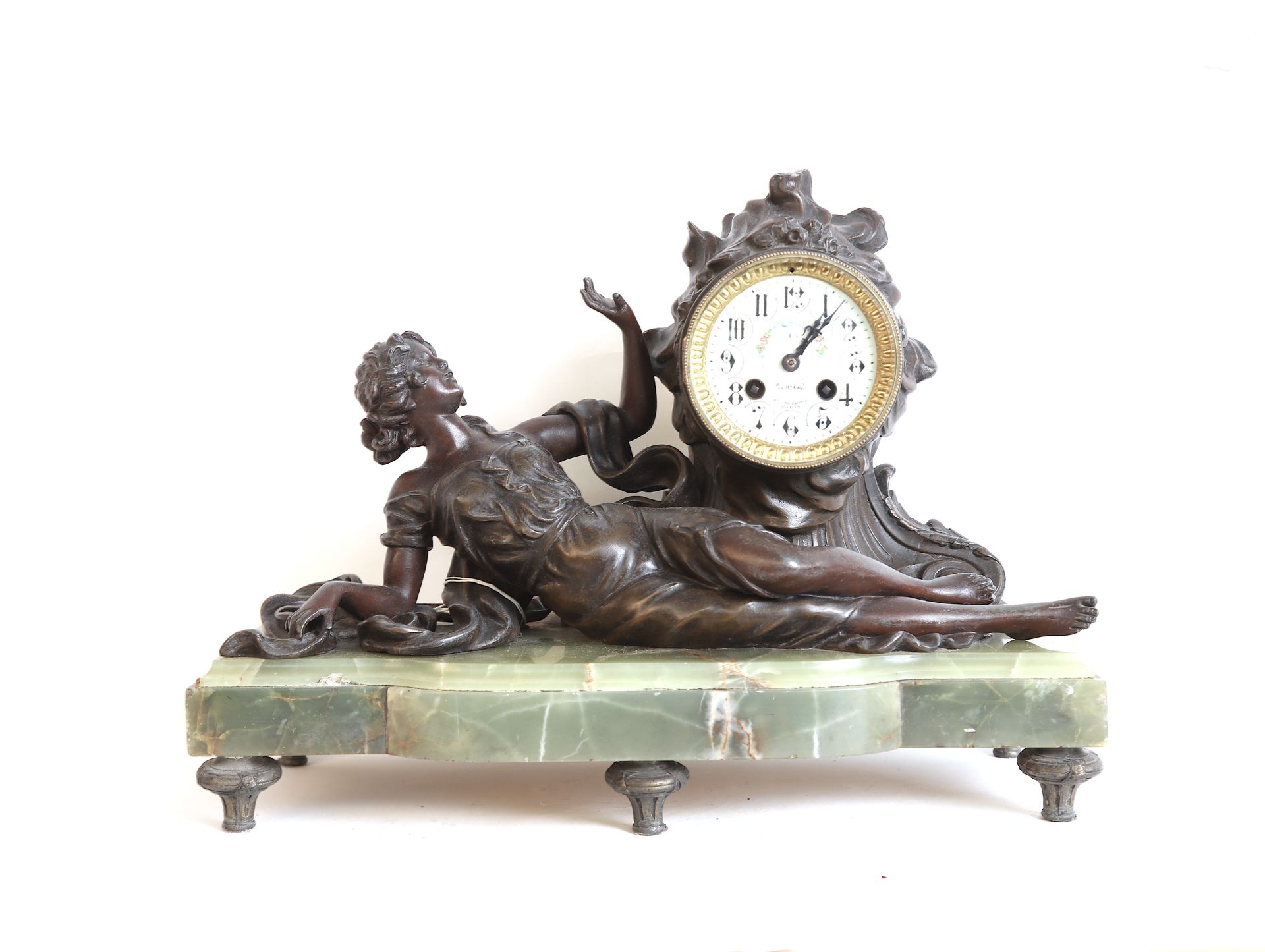 Null 重要的时钟，装饰有一个异性恋的女人，棕色铜锈的雷古拉，绿色大理石底座，可调节的脚，框架有花卉装饰，"Schnéré，bd.Poissonnière，巴&hellip;