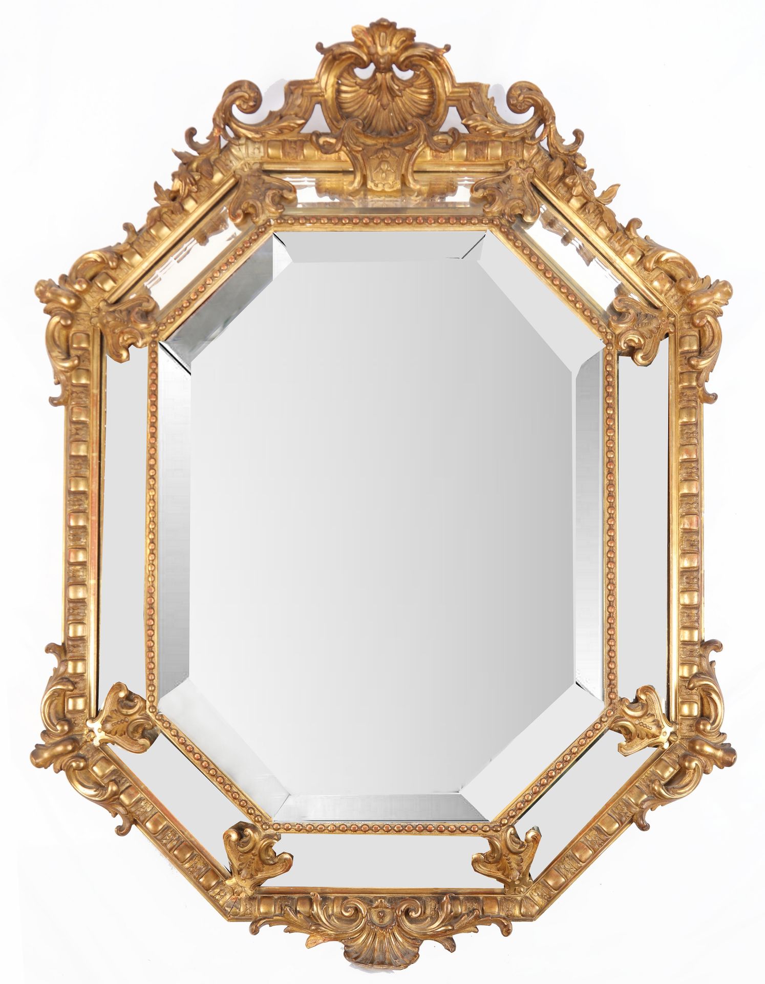 Null 
Un gran espejo de madera y estuco dorado, de forma poligonal, (pequeños da&hellip;