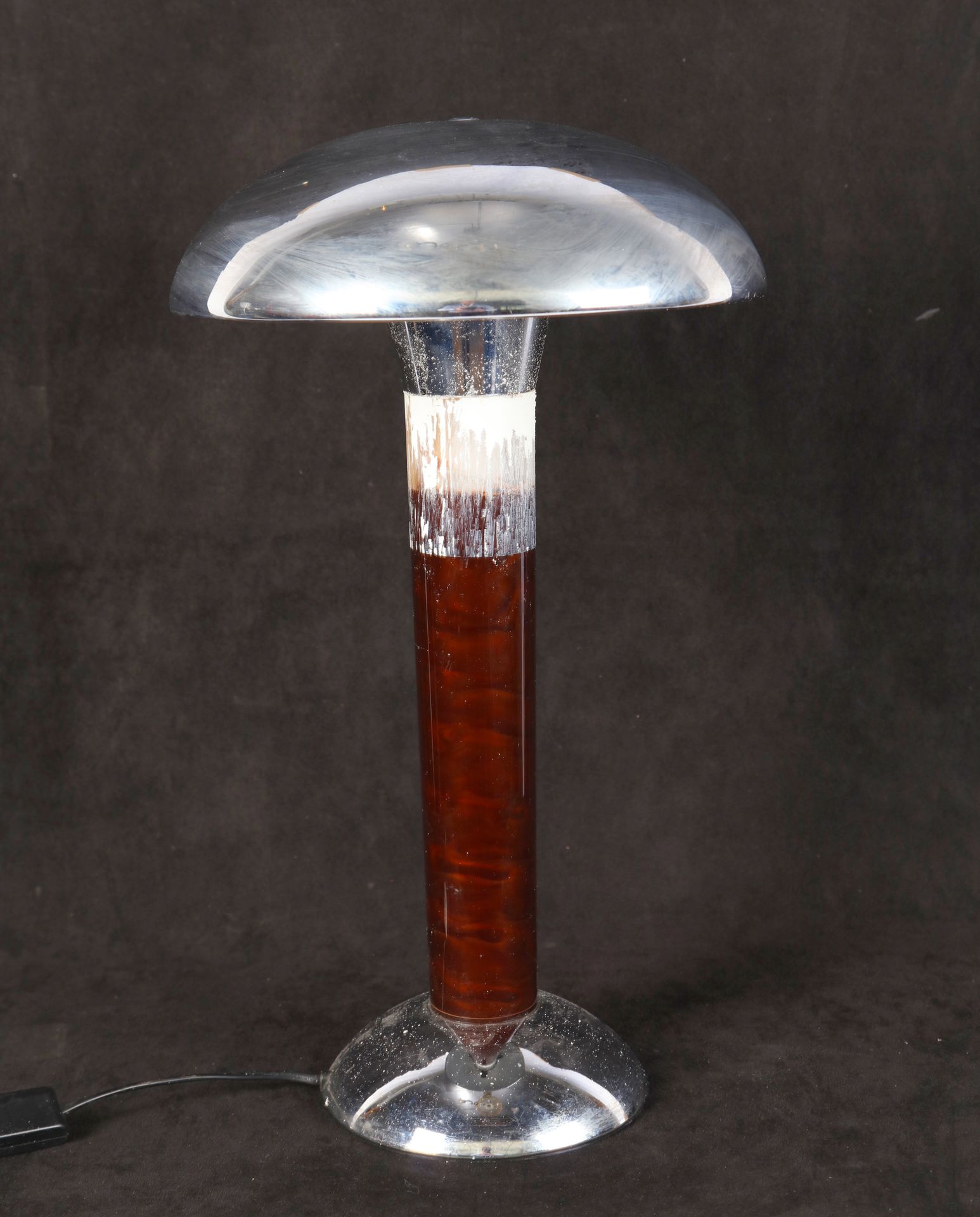 Null 蘑菇灯，迷幻的不锈钢桶，（电动装置使液体在桶内上升）。高度：50厘米。