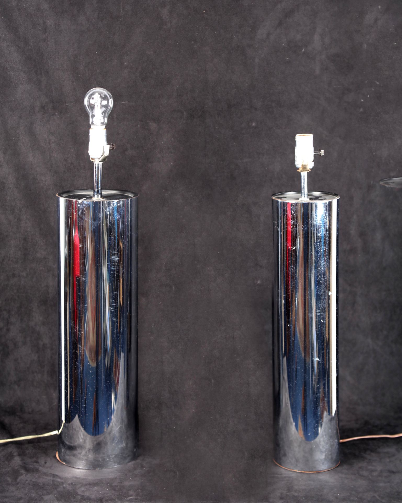 Null 
KOVACS Georges, deux lampes, fût cylindrique en métal chromé, pouvant form&hellip;