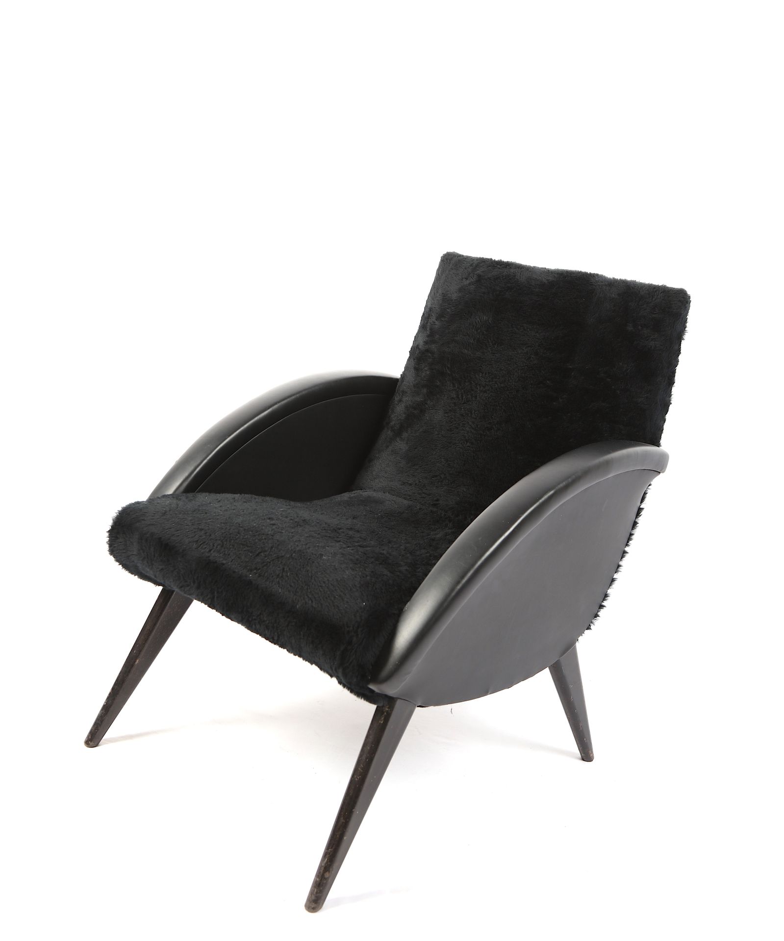 Null Kleiner Sessel aus schwarzem Skai, strukturierte Form. Um 1960. 78X50