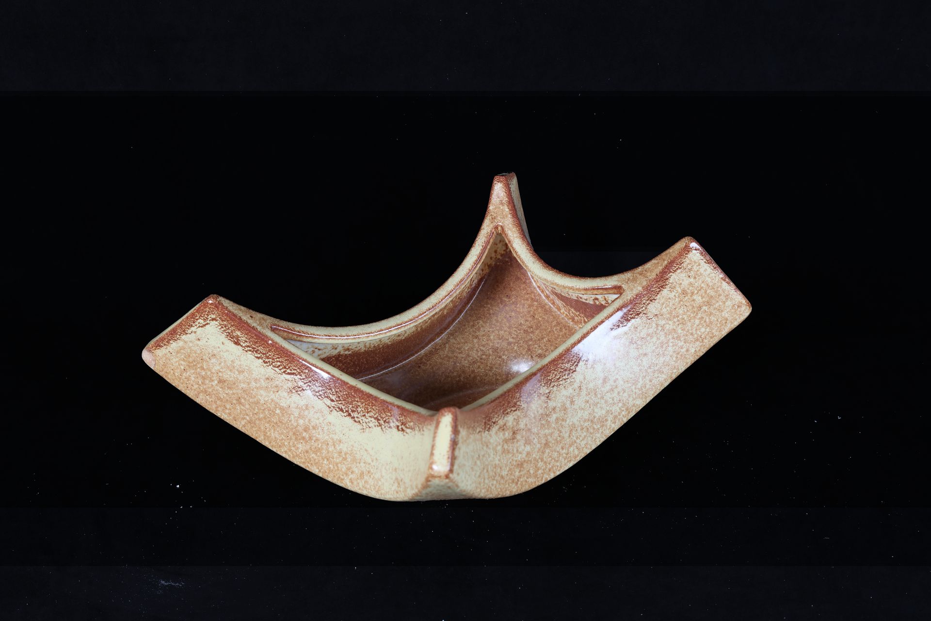 Null 
Roberto RIGON for BERTONCELLO, (归属) 阴影棕色釉面陶器碗，移动形式。