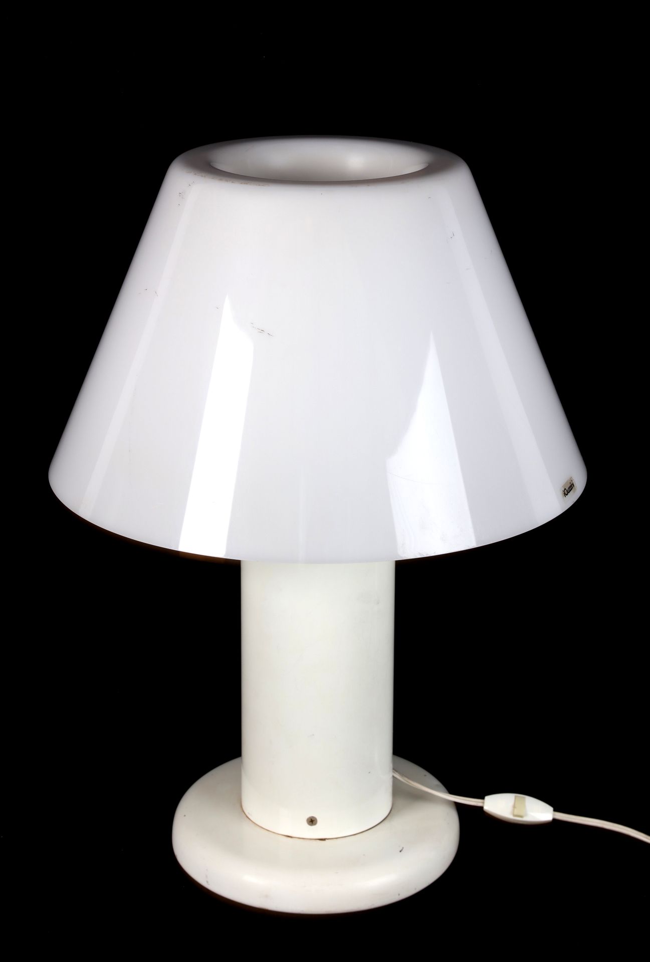 Null IGUZZINI (出版商), 台灯，白色漆面金属圆形底座上的管状轴，上面有一个乳白色的甲基丙烯酸酯的圆锥形灯罩。高57厘米