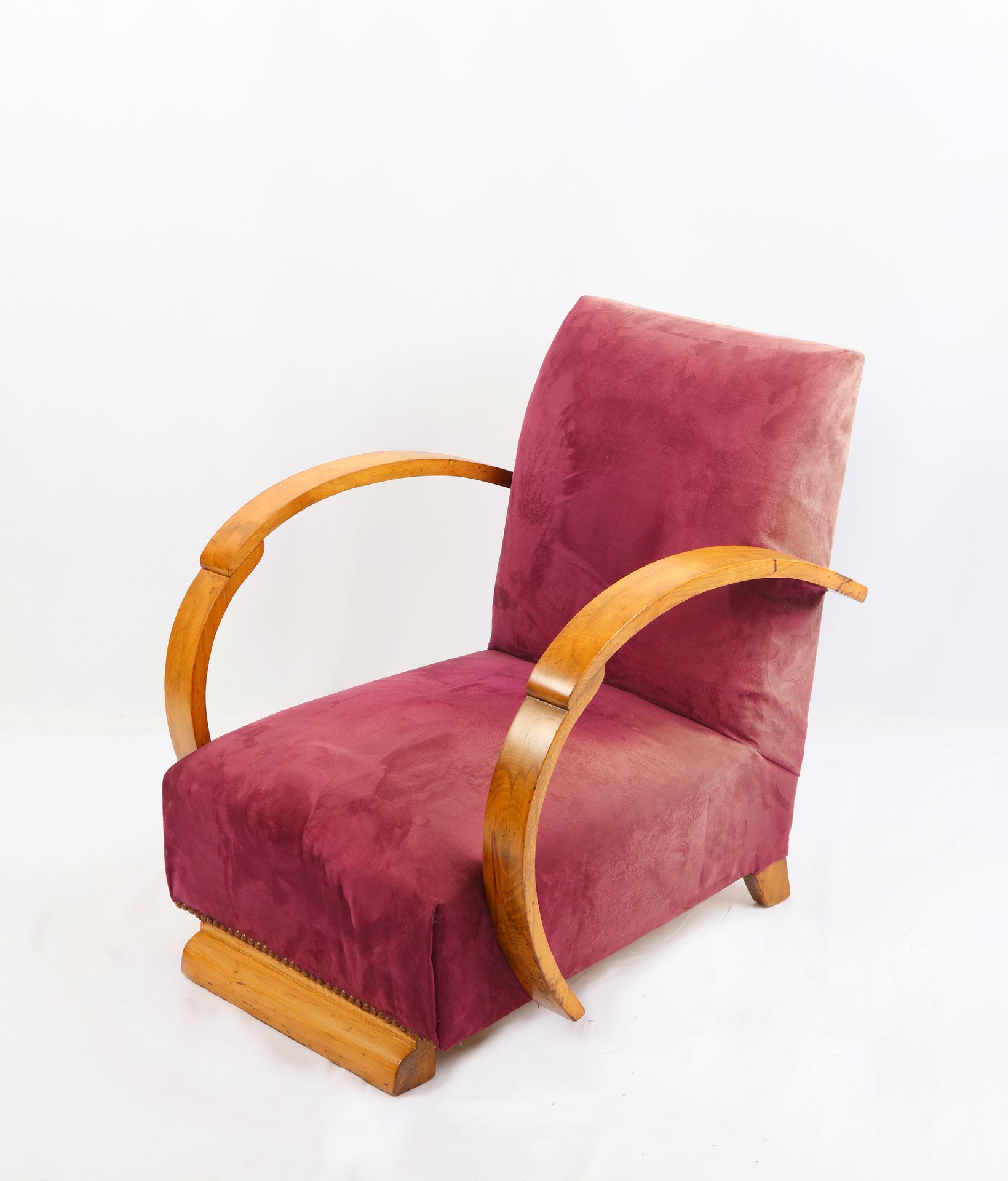 Null Breiter Sessel, gebogene Armlehnen, mauvefarbener Wildlederstoff. Um 1930, &hellip;