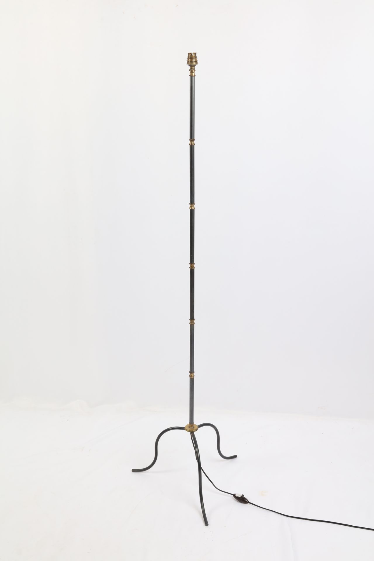 Null black metal floor lamp, decorated with a ring in the center, ht : 140