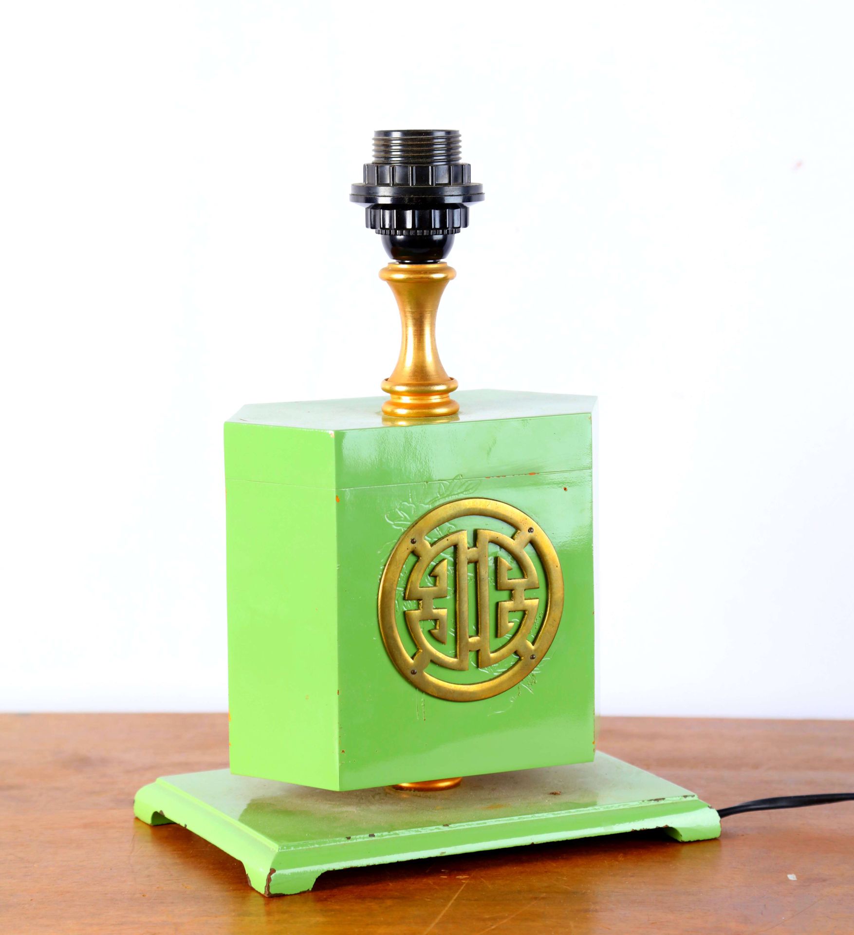 Null Lampe aus grün lackiertem Holz, verziert mit einem asiatischen Motiv als Me&hellip;