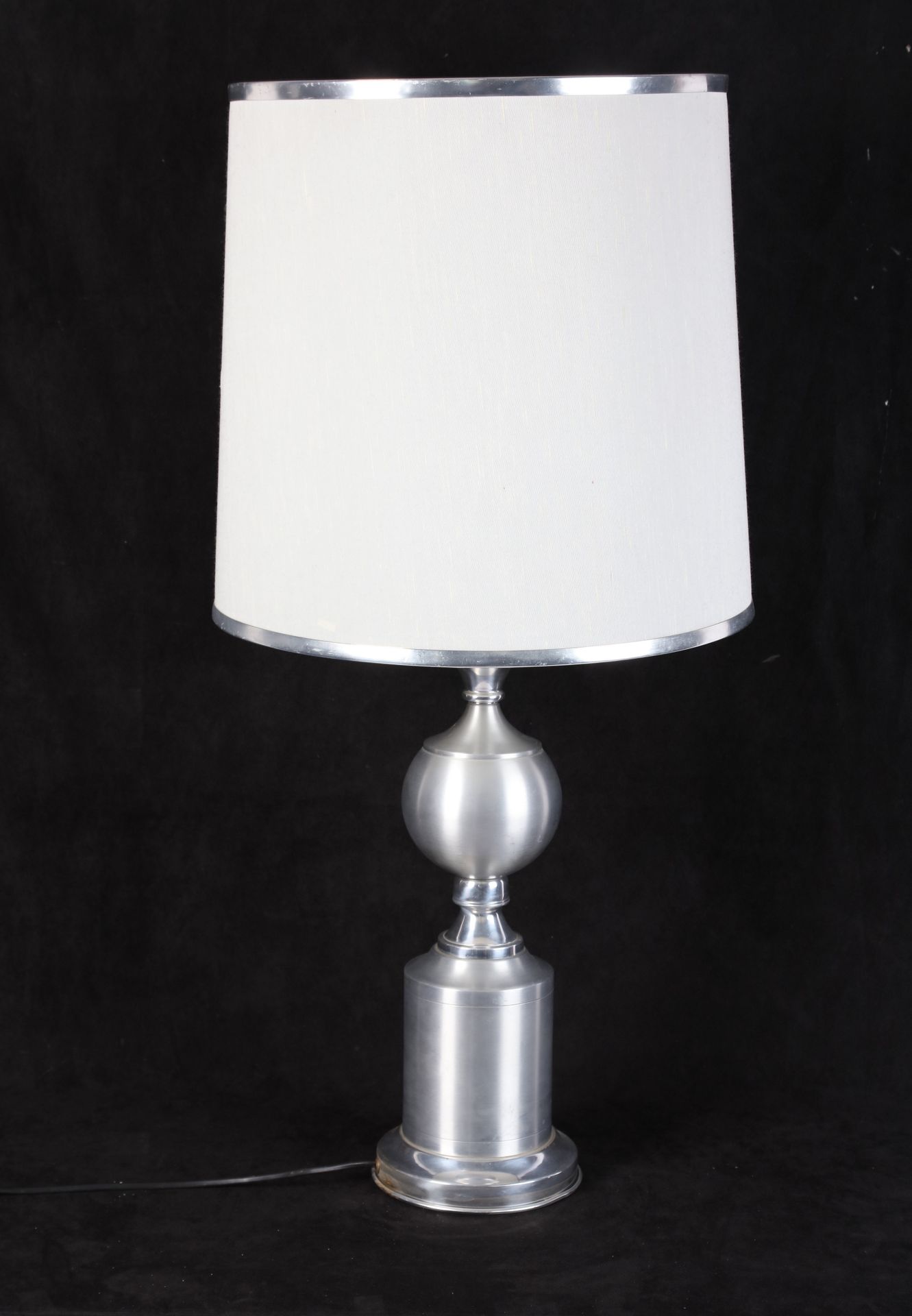 Null Lampe balustre, façon aluminium, abat-jour opalin. 47X17