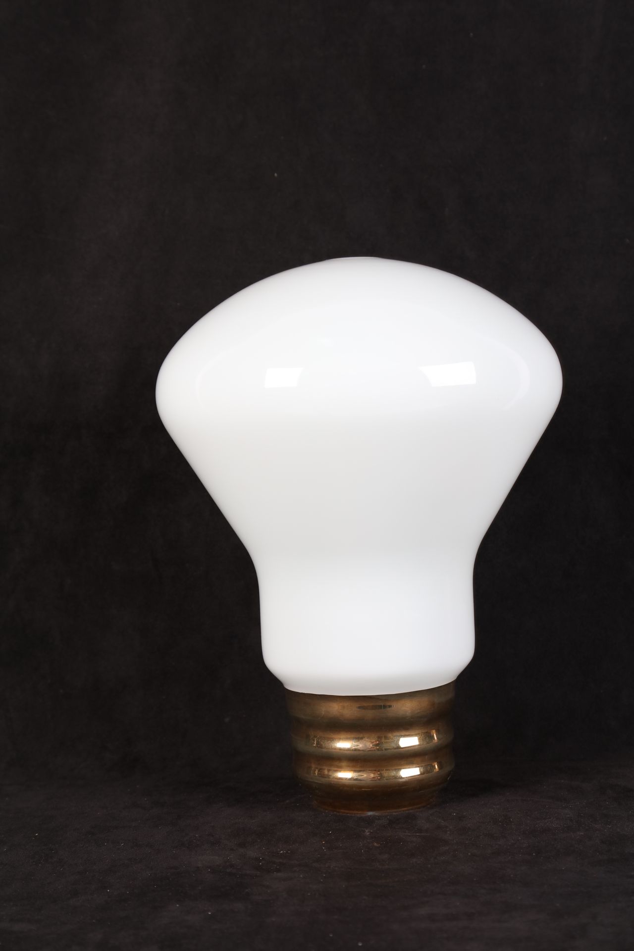 Null MAURER Ingo, Lampe in Form einer riesigen Glühbirne, Opalglas, vergoldeter &hellip;