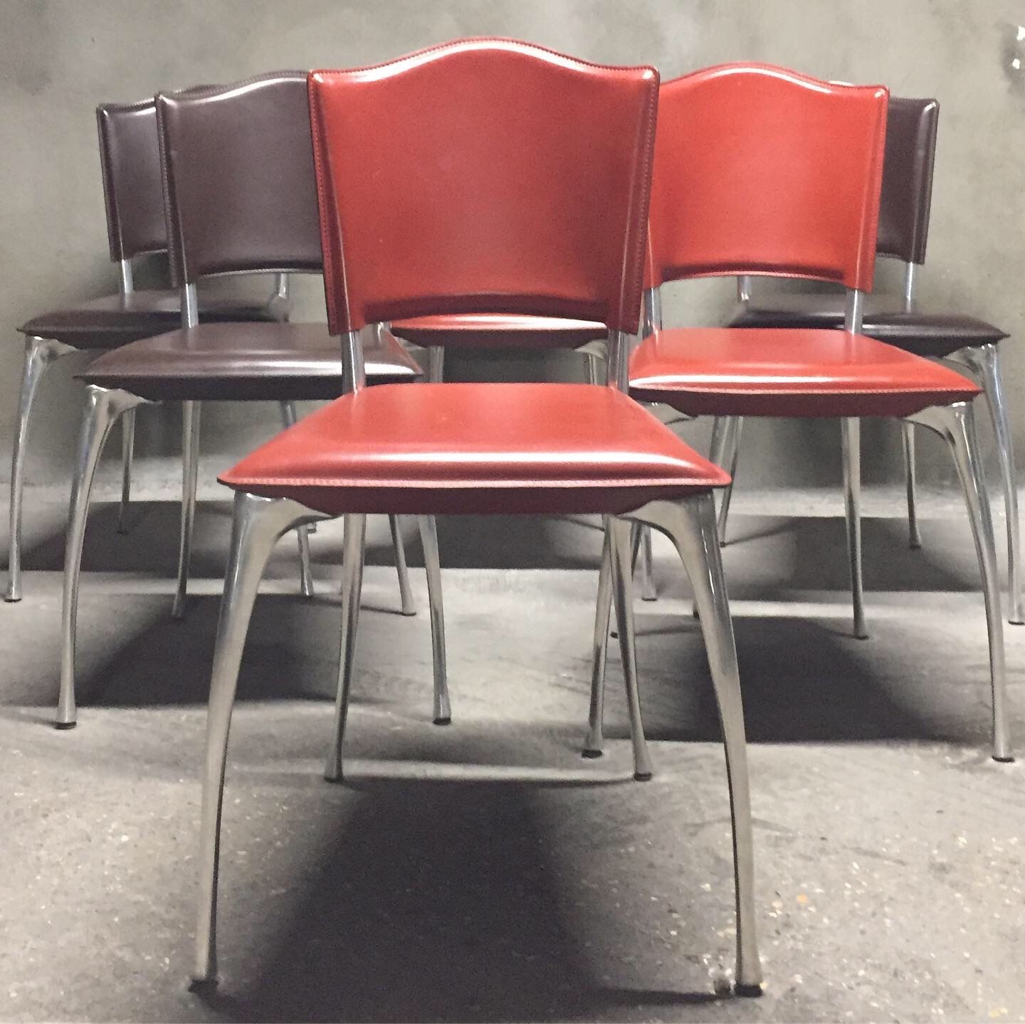 Null DEQUET Bernard，为Protis设计的六把Léa椅子，约1990年。

抛光铸铝的结构，棕色或红色牛皮的座椅和靠背
