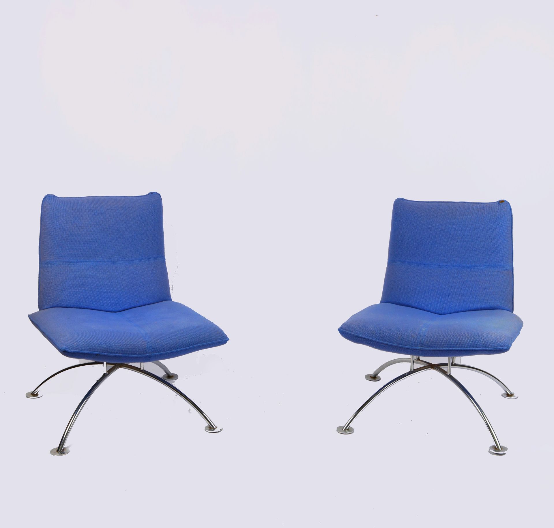Null BERTHET J.L, 一对扶手椅 "Chauffeuses", 型号Delta.国际家具出版商，蓝色织物（可见污渍）。镀铬钢腿。66X64X84