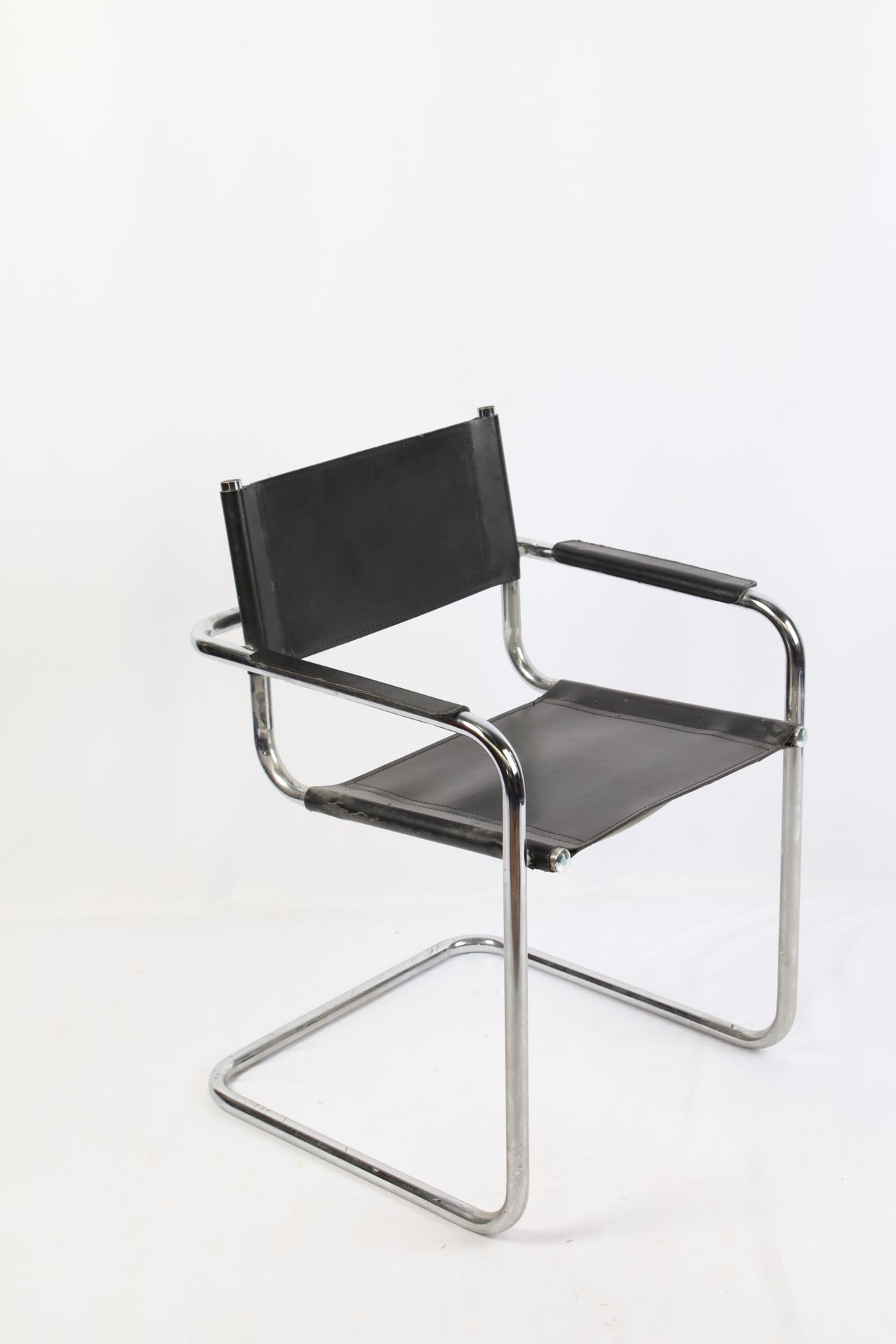 Null BREUER M. (d'après), fauteuil tubulaire modèle B34, assise en cuir ( usures&hellip;