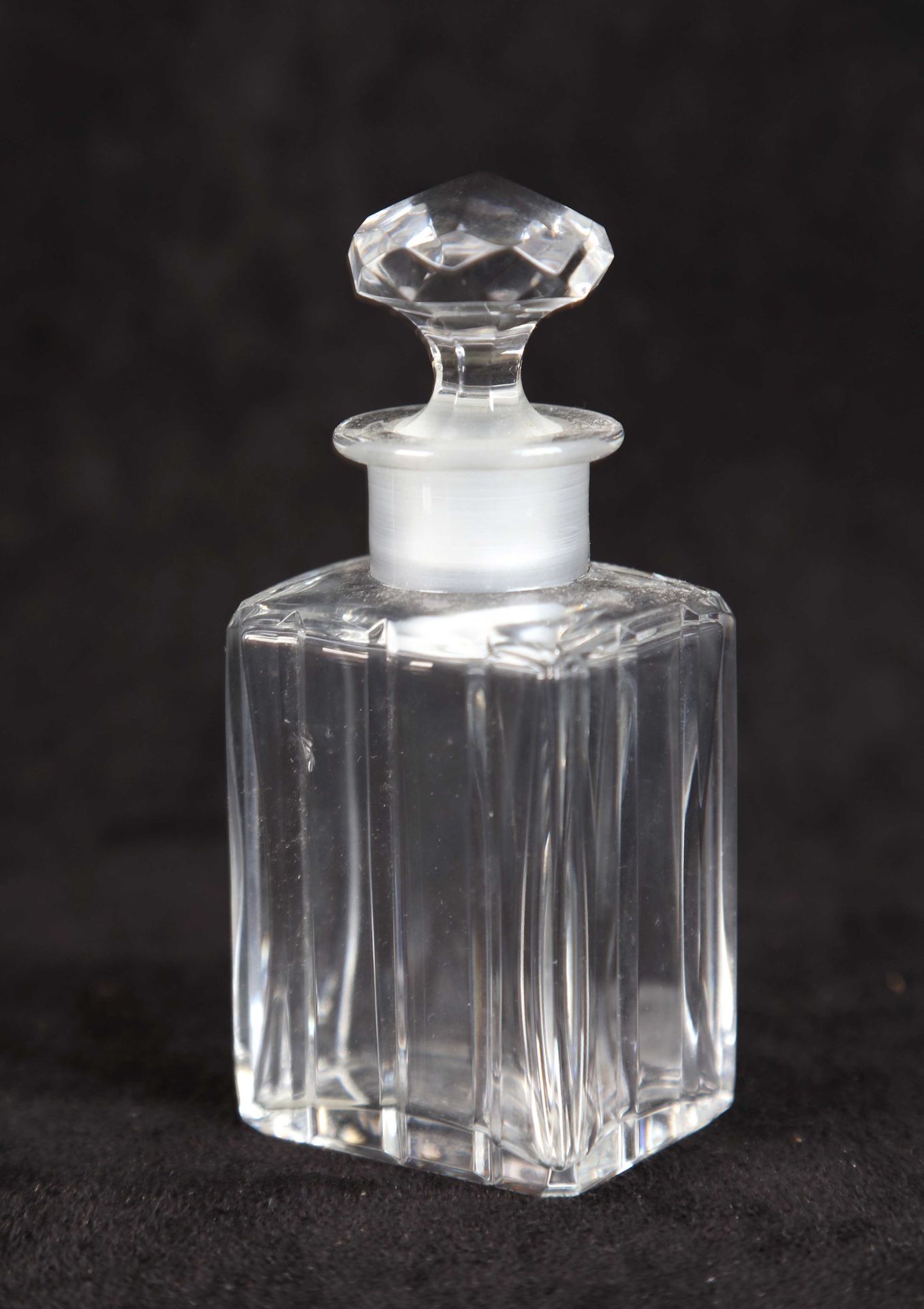 Null Baccarat, crystal bottle, signed, (accdt to the neck) ht : 11 cm. Sêvres, c&hellip;