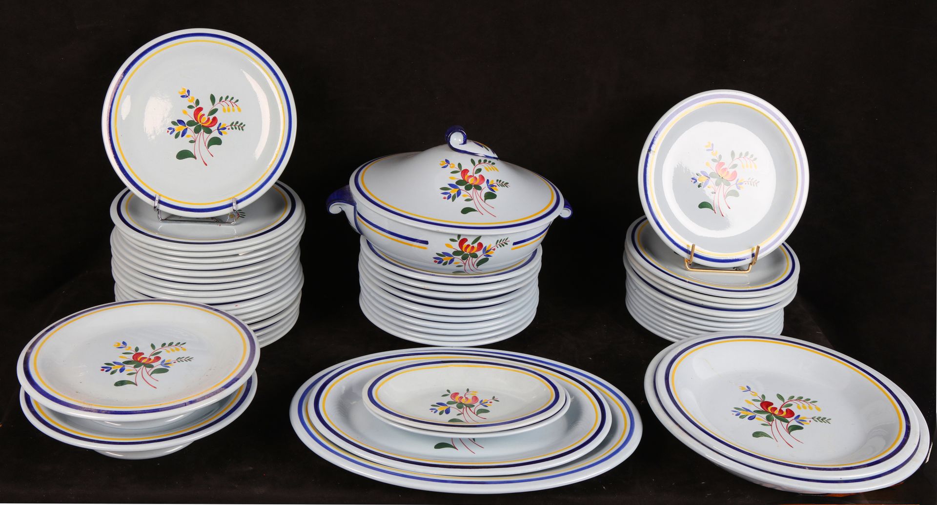 Null GIEN, Vercors模型，陶制晚餐服务，有花卉装饰：23个餐盘，10个汤盘，两个馄饨，一个汤锅，两个大盘，两个深盘，两个主盘。