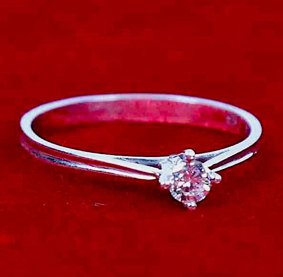 Null 18K白金戒指，镶有一颗0.15克拉的钻石，GVS1，毛重：1.50克。