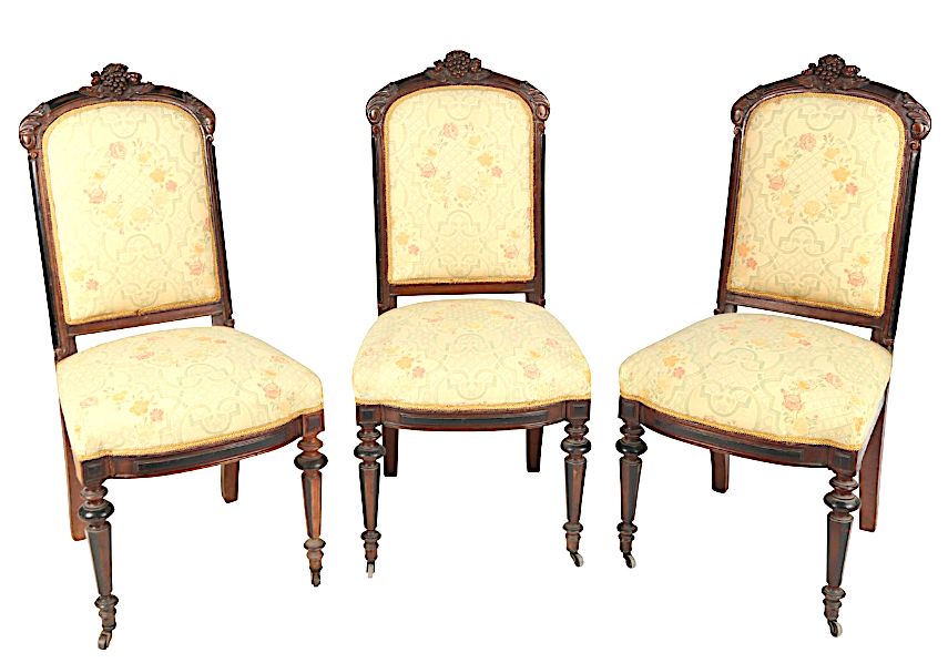 Null 
一套三把紫檀木平背椅，椅背顶部装饰有贝壳。拿破仑三世时期。
