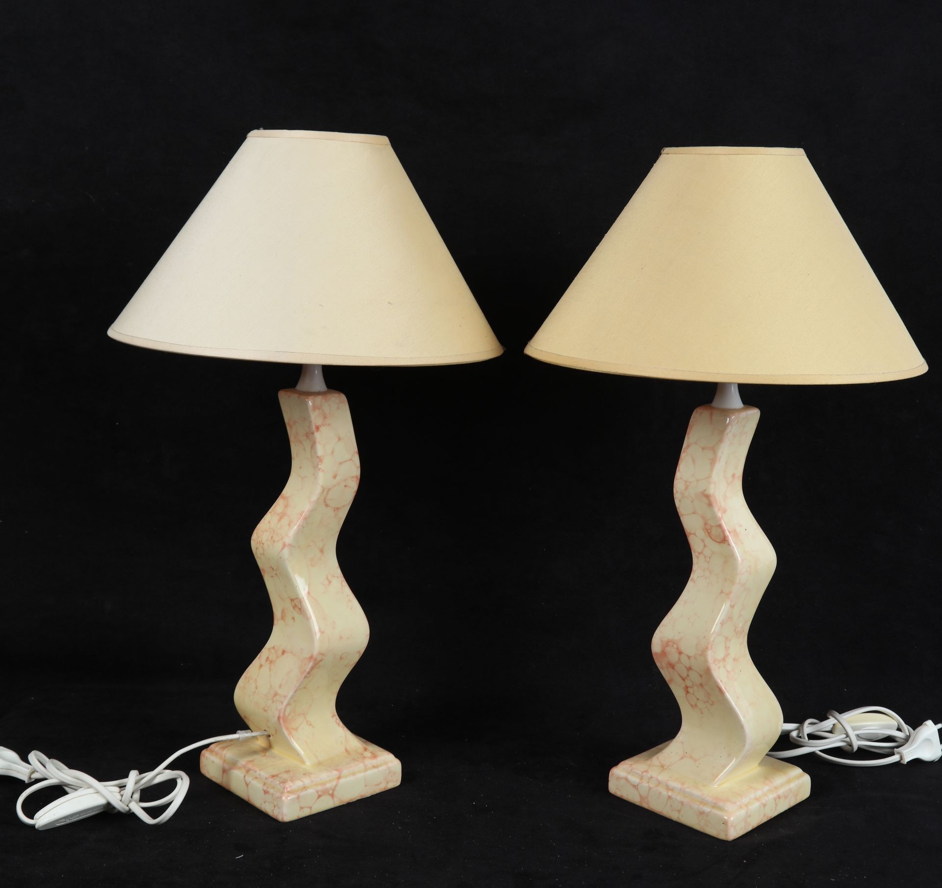 Null Pair of lamps in ivory marbled earthenware, ht : 54 cm