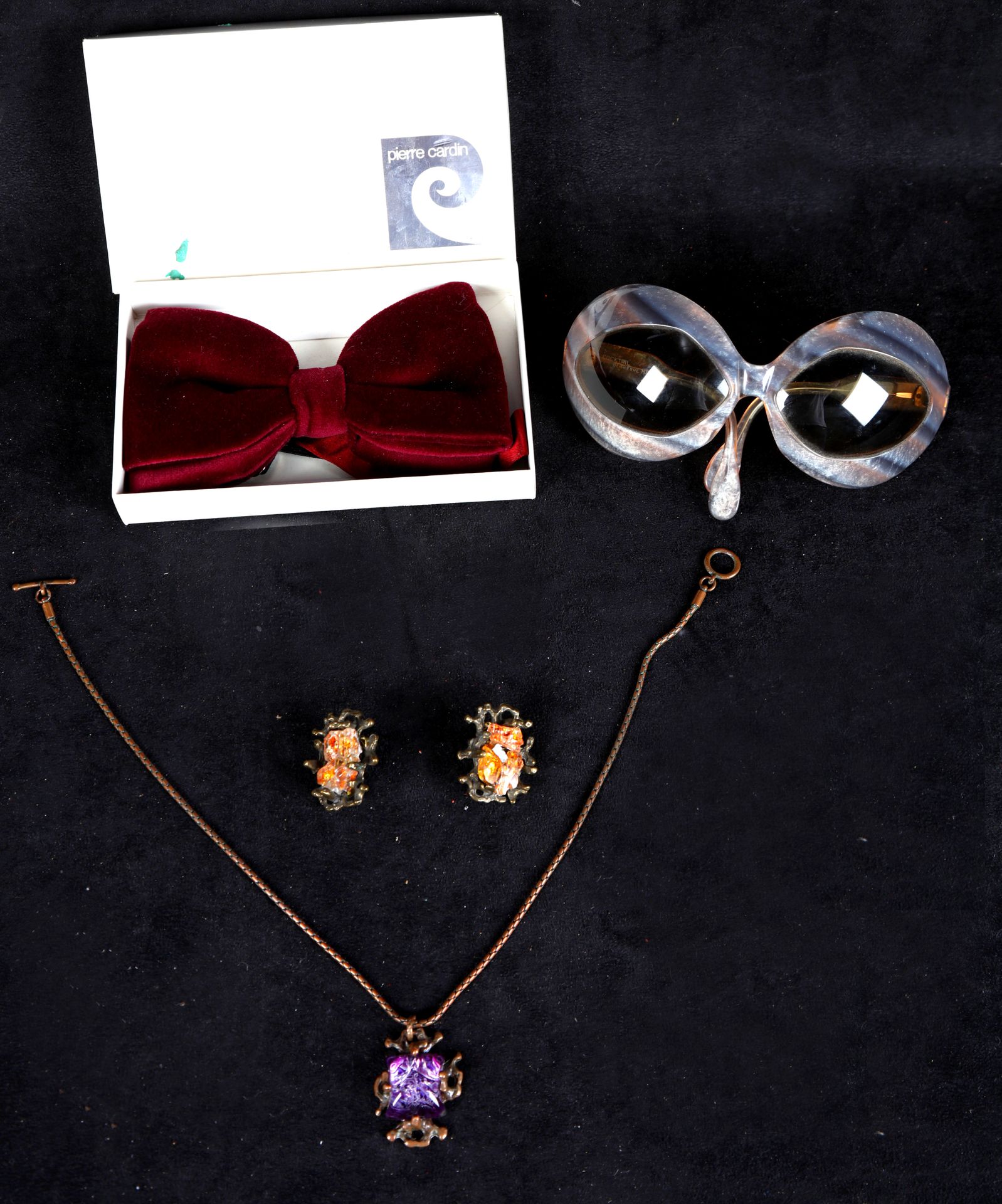 Null DIOR, bow tie, pair of glasses and pendant set and pair of BO