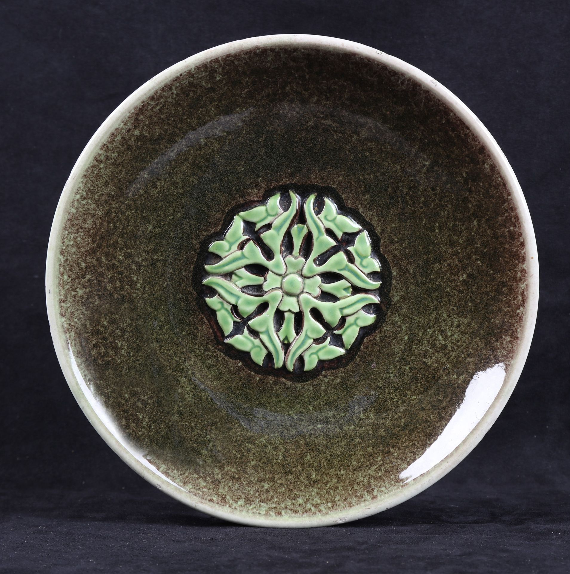 Null DELDUC M. 陶器盘，装饰有中央的几何图案，直径：28。