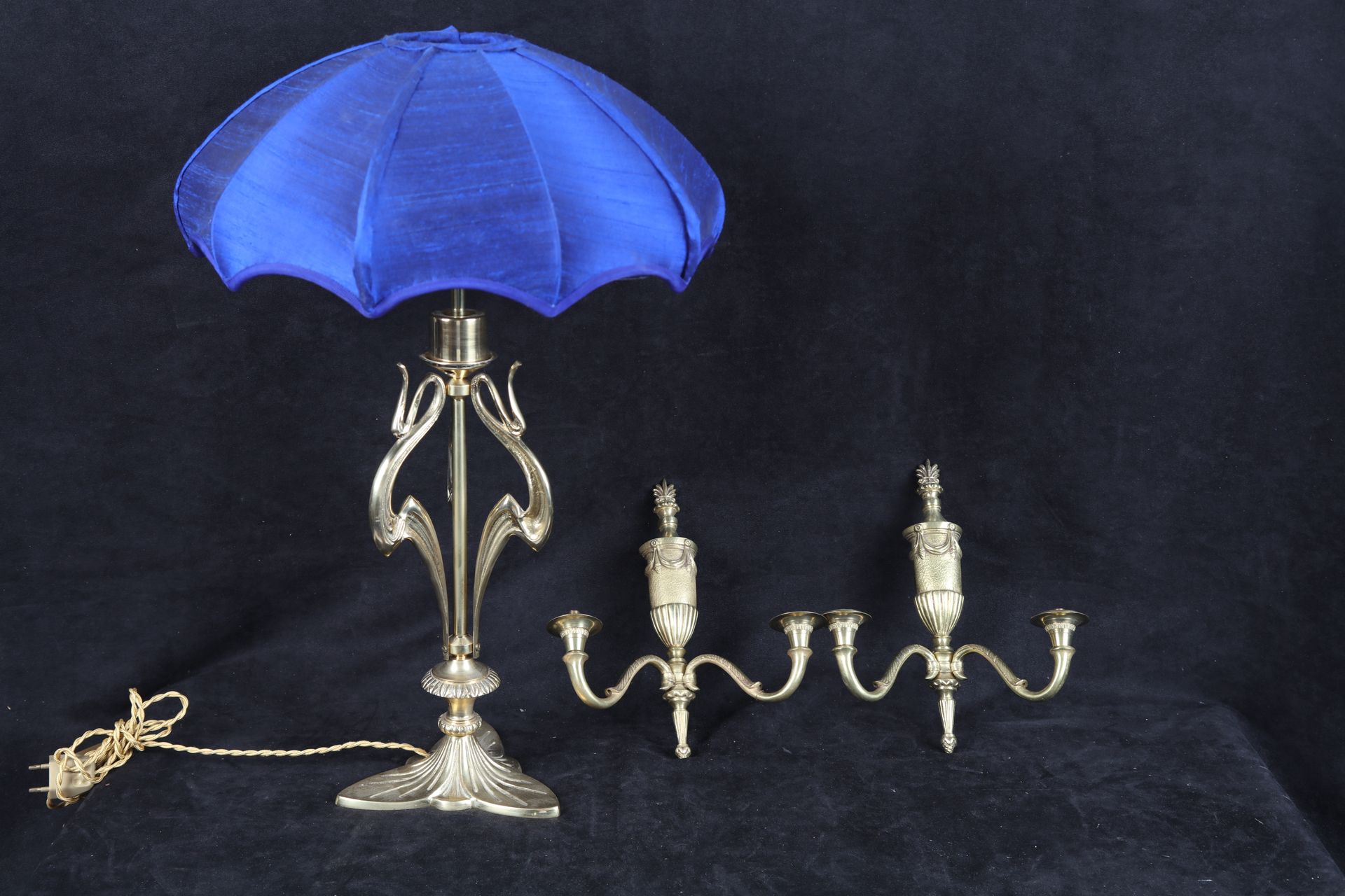 Null Grande lampe en bronze doré, ht : 66 cm et une paire d'applique à deux bras&hellip;