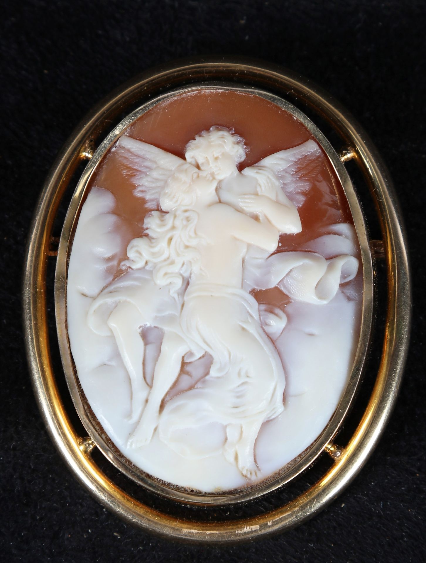 Null Medaglione in oro 18 carati decorato con un cammeo raffigurante l'amore, di&hellip;