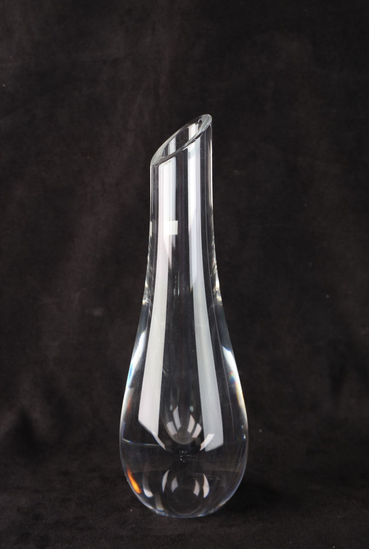 Null BACCARAT, vase soliflore in blown crystal, signed, ht : 24 cm original box.