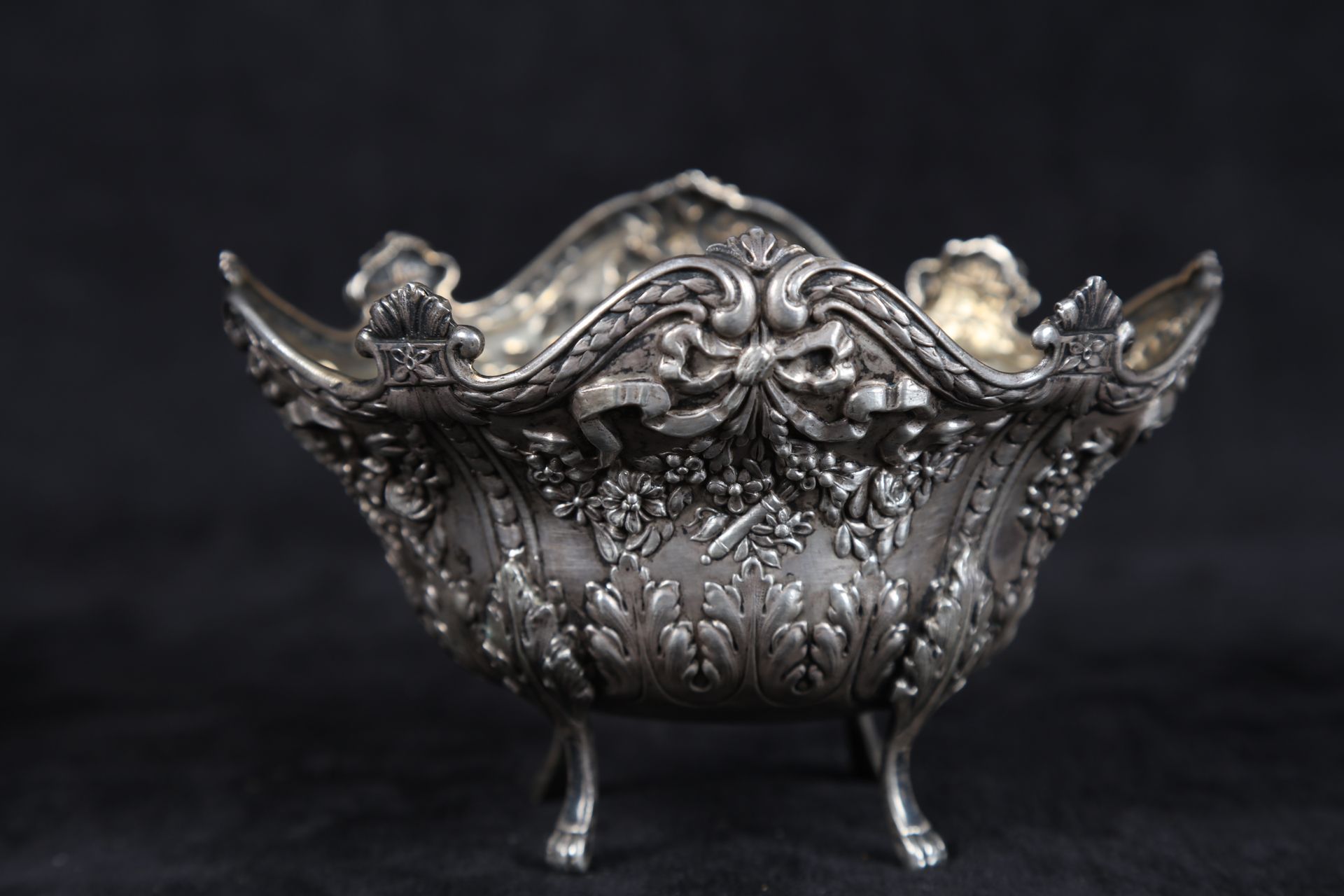 Null 小银篮，内有镀金，印有1774-1780年巴黎印记，15X9，重量：147.41克