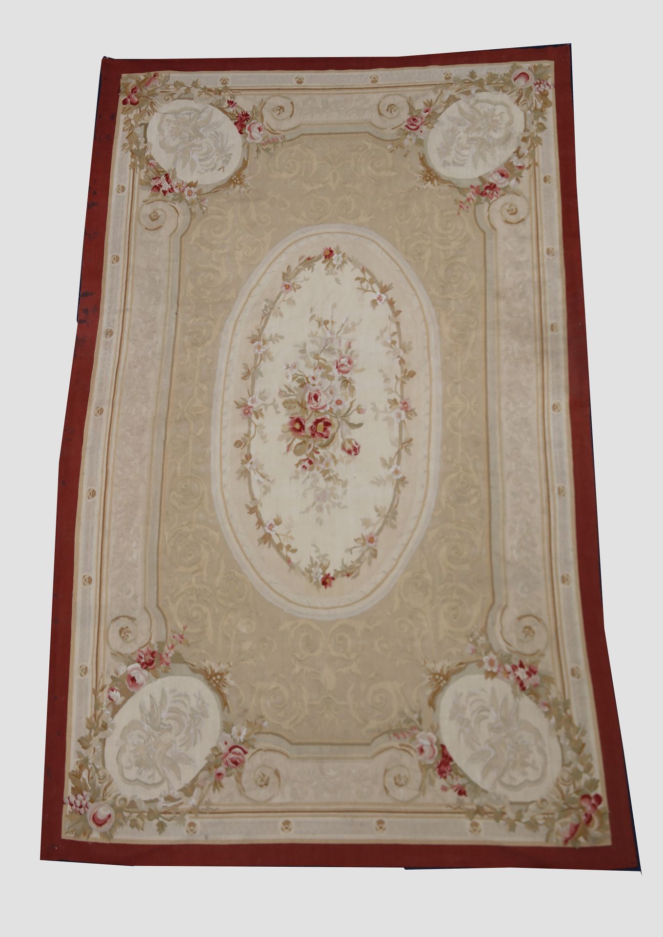 Null 
Tapis plat d’Aubusson (technique tapisserie)
 décor à médaillon central et&hellip;