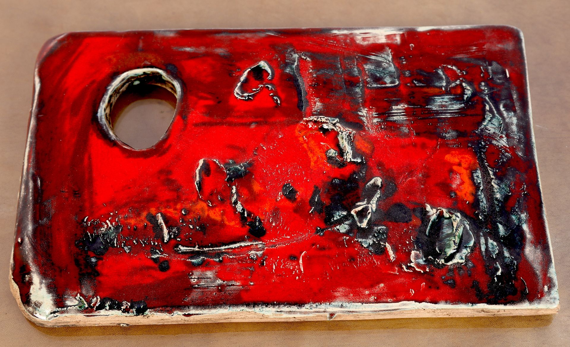 Null CLOUTIER, (归属), 两个红色的珐琅彩陶盘，没有签名，质量非常好(21X32X1 - 14X32)