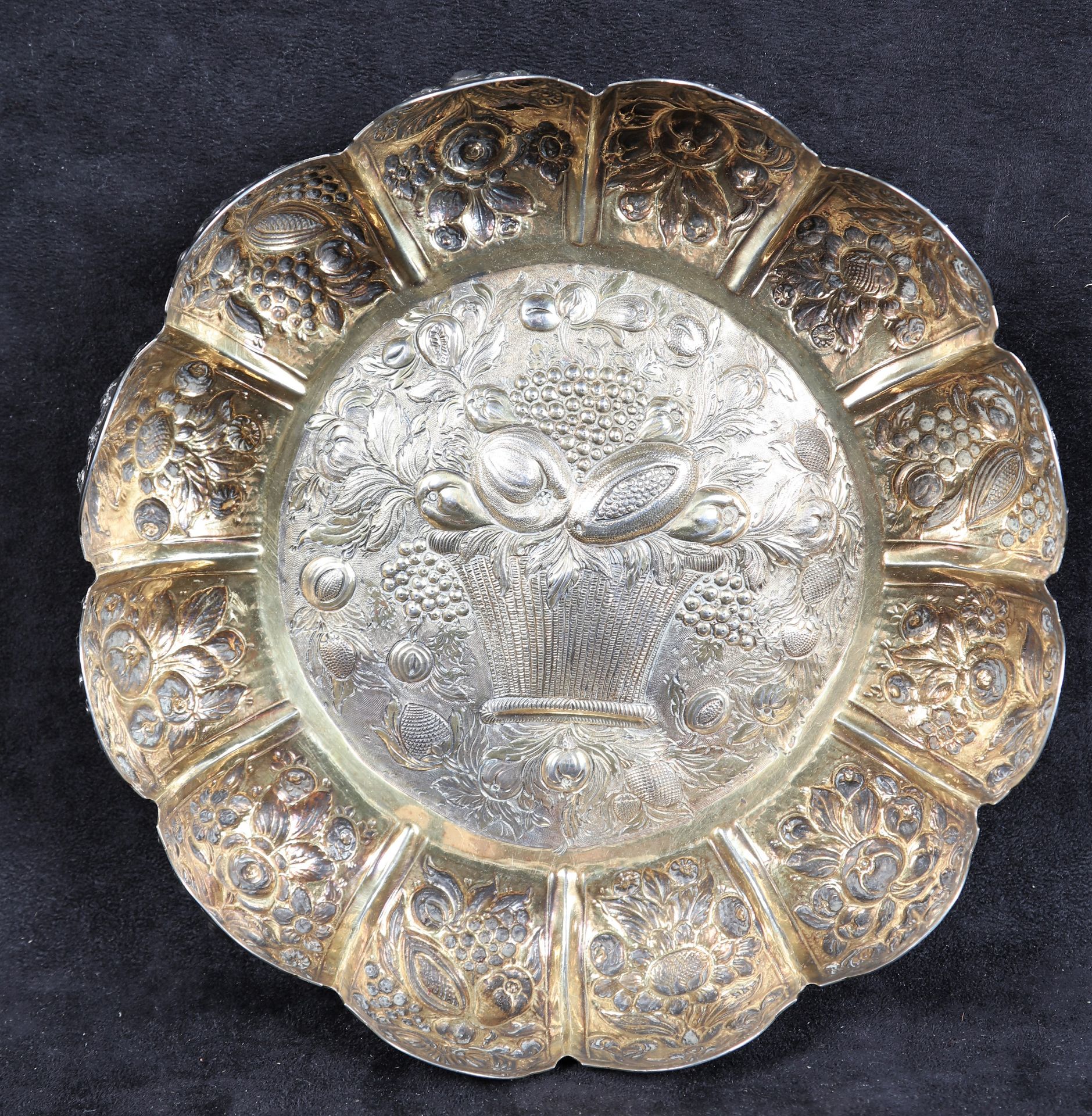 Null 鎏金银盘，浮雕花卉图案，直径：25，900，重量：670克。