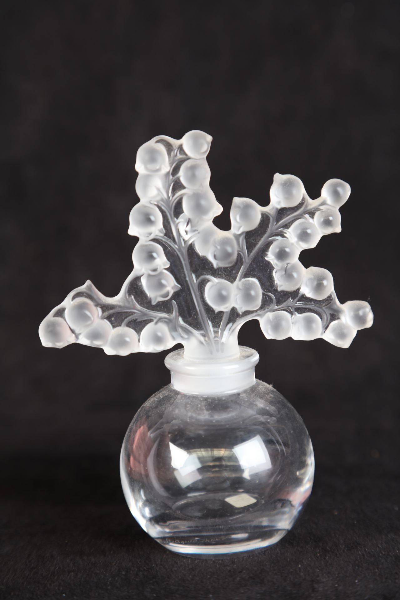 Null LALIQUE，水晶瓶，瓶塞上有铃兰花的装饰，签名，高：13厘米。