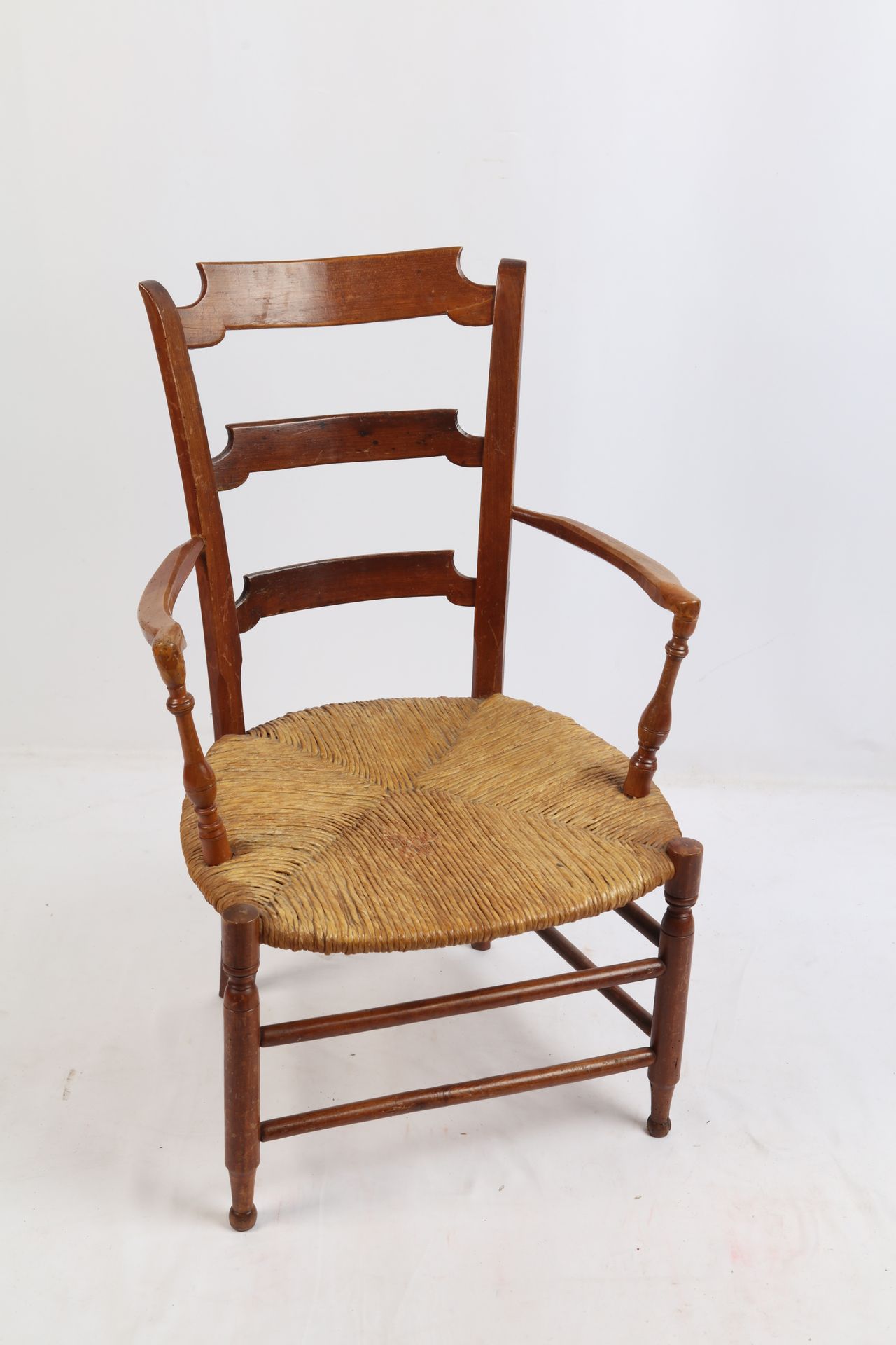 Null Großer Sessel von Picard, "Cadot", aus Obstbaumholz, Sitzfläche aus Stroh.