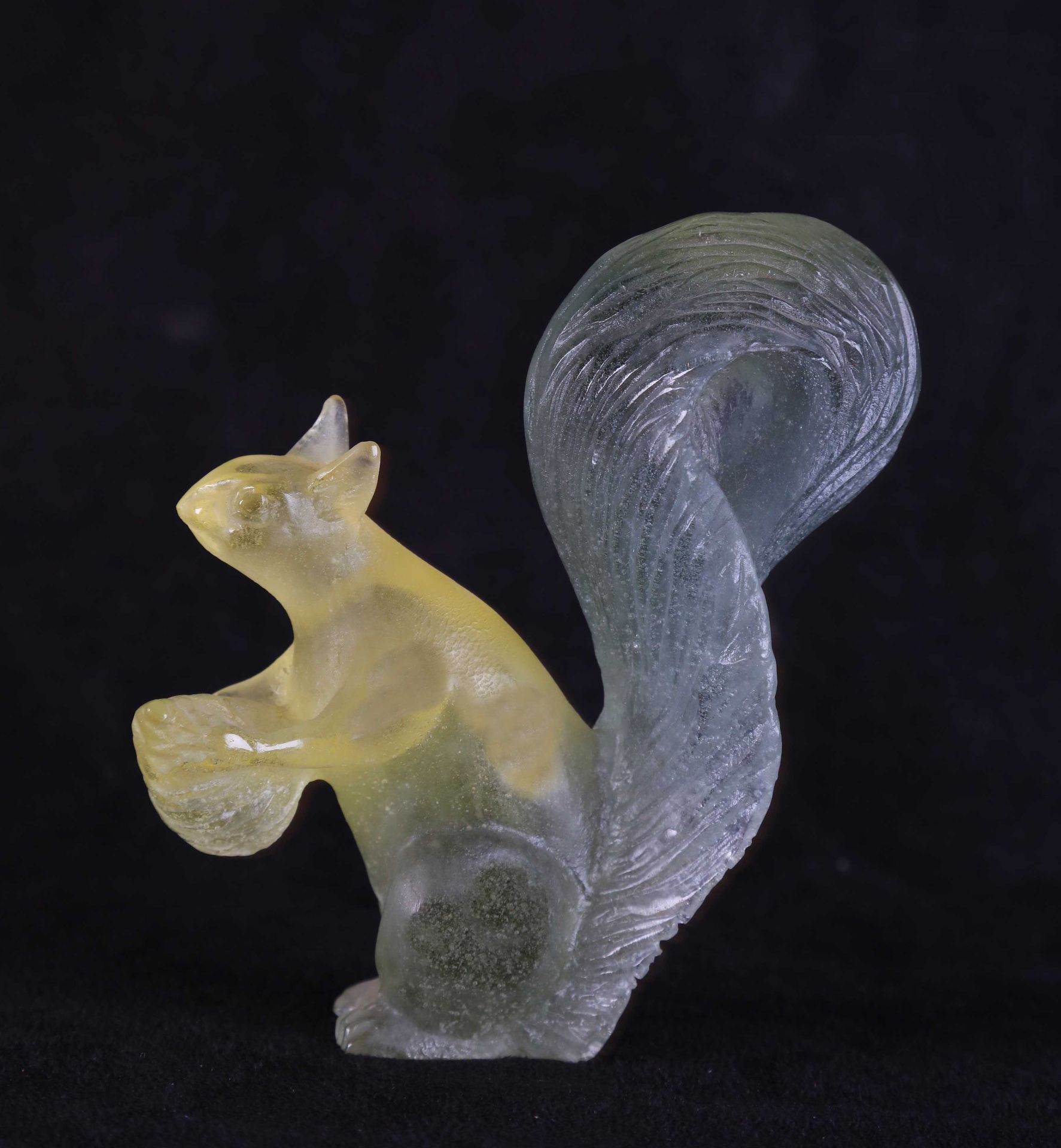 Null DAUM France, écureuil en cristal moulé pressé jaune-verre teinté dans la ma&hellip;