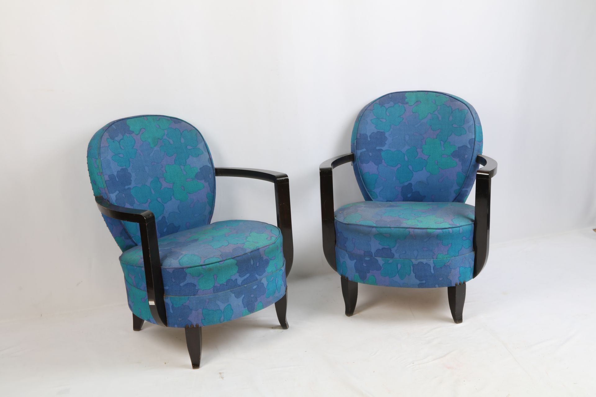 Null 一对扶手椅，蓝色织物，带风格化的花卉装饰，黑色漆木，装饰艺术，74X64，约1930年