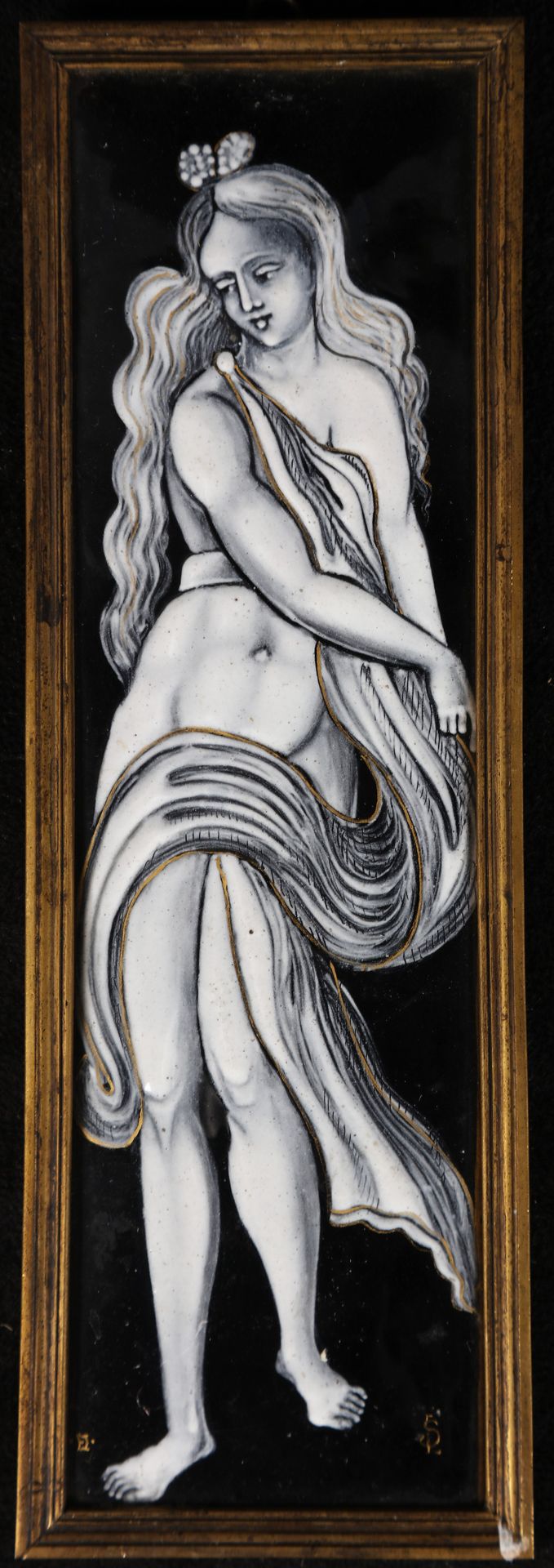 Null 珐琅盘以灰泥画法绘制，带有金色亮点，描绘了一个长发的裸体女人，身上围着长围巾。在两个地方的Monogram LS。 深色的19世纪利摩日珐琅彩的味道的&hellip;