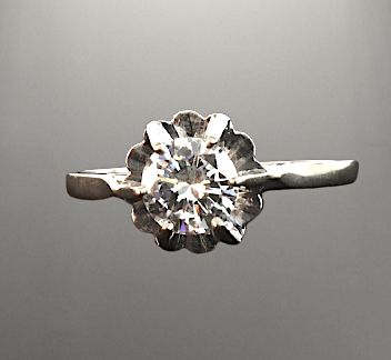 Null Bague en or gris 750 millièmes ornée au centre d'un diamant rond de taille &hellip;