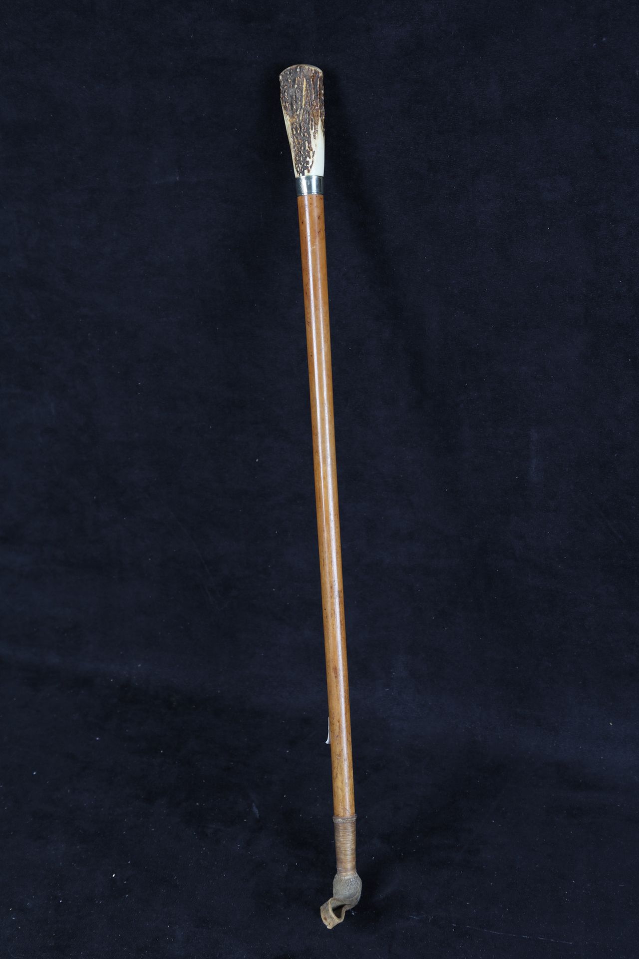 Null Frizon, Palais-Royal, hunting whip, handle in andouillé. Lg : 61 cm.