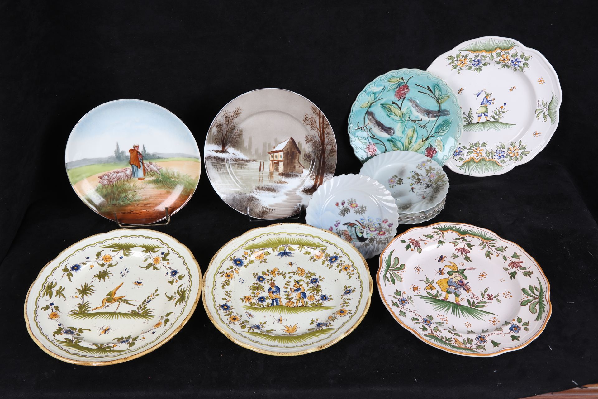 Null Moustiers，4个大盘子，一个Barbotine盘子，一对风景画，4个日本瓷器的小碟子。