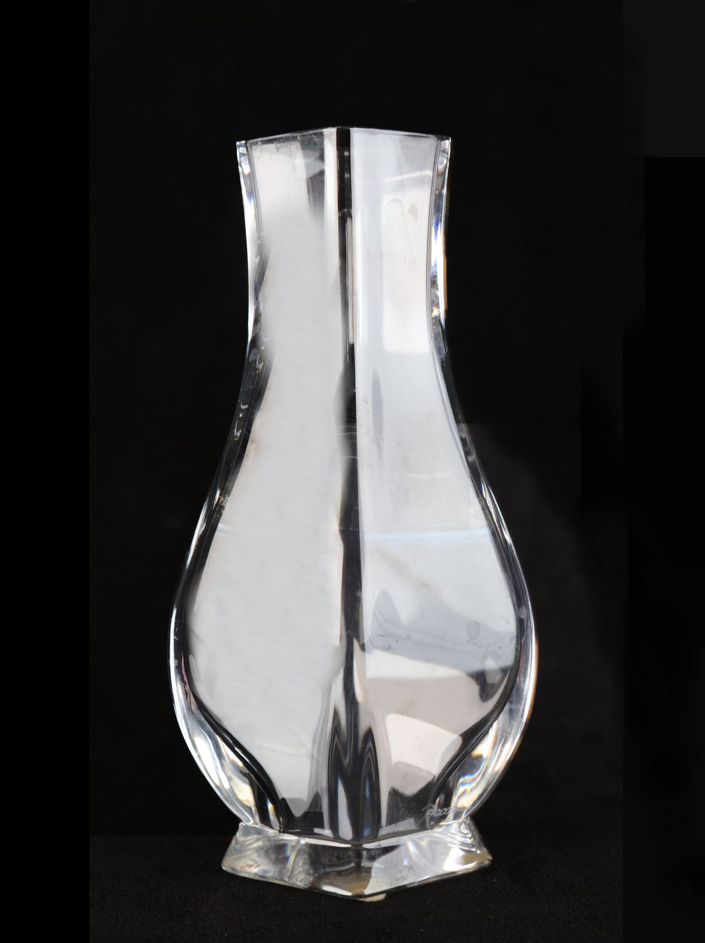 Null BACCARAT, vase à haut col en cristal translucide, signé au revers. Ht : 19 &hellip;