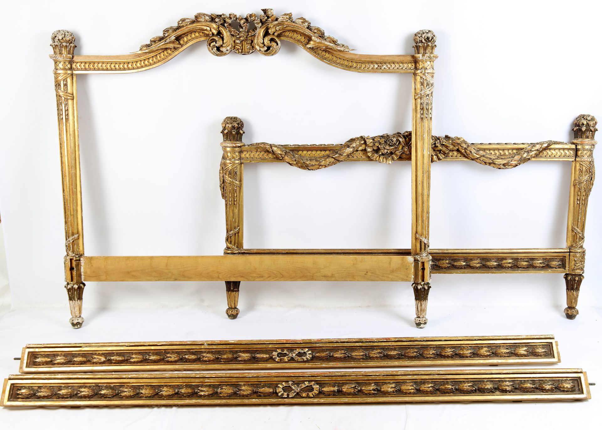 Null Rare bed in gilded and carved wood, (missing and accdts), Headboard : 157X1&hellip;