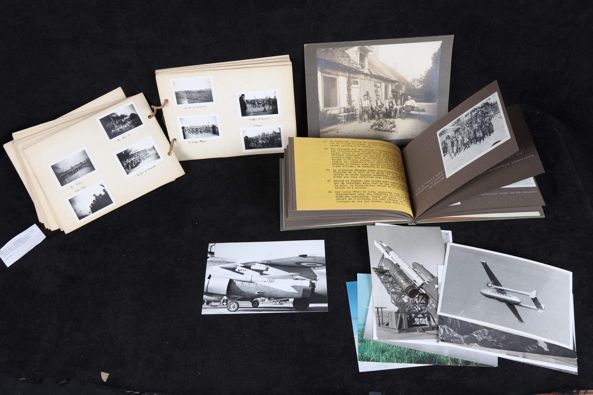 Null 
一批关于航空的时期照片。我们附上：一本 "旅行相册"，是一本复制照片的相册版本。非洲, 人种学, 狩猎场景...