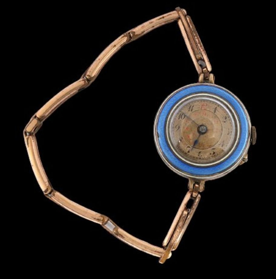 Null HAAS Neveux et Cie日内瓦（风格）圆形女表，镀金金属，装饰有蓝色珐琅的框架，铰接式表链（René Boivin签署了类似的型号）。