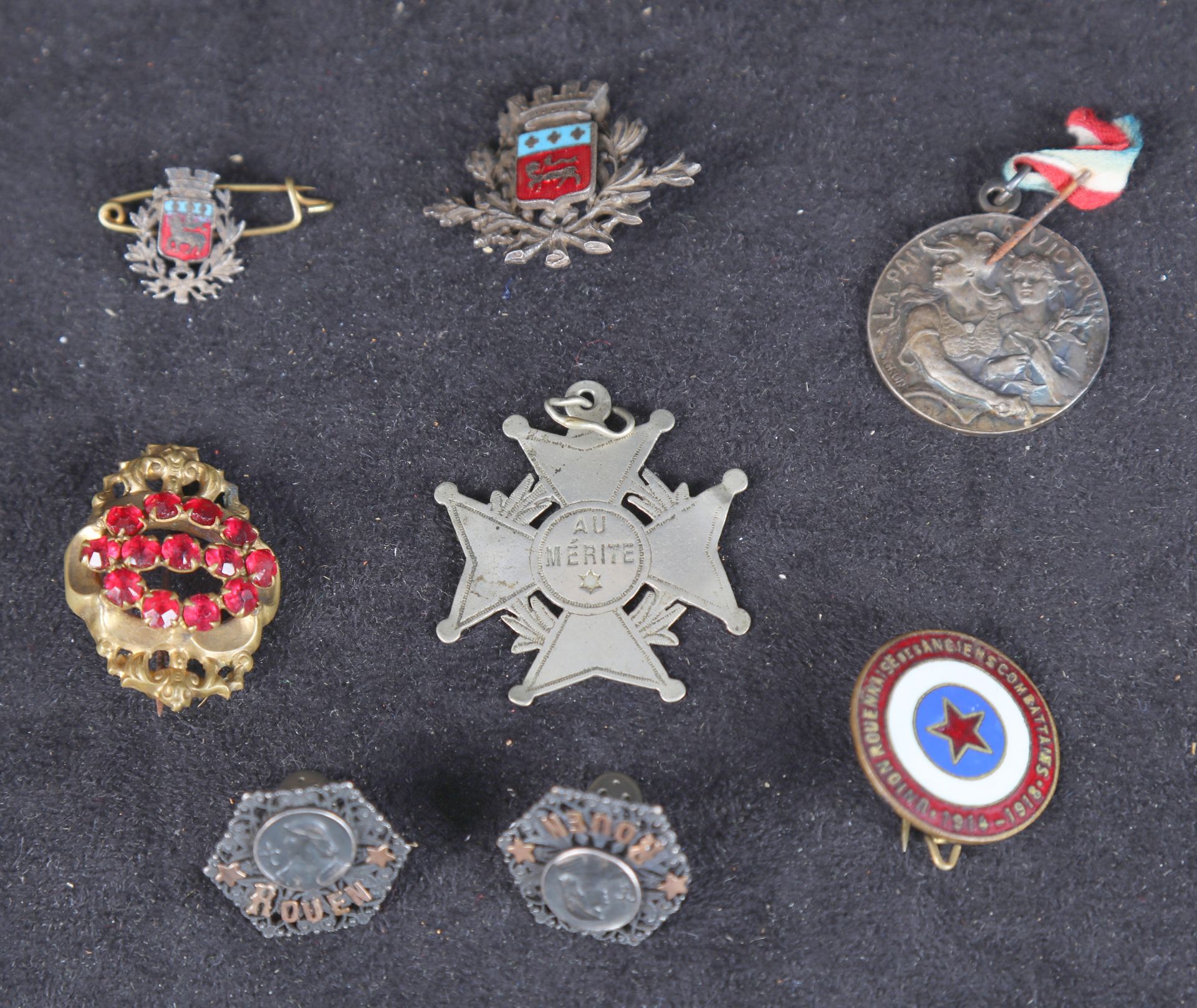 Null Conjunto de medallas, broches y varios.