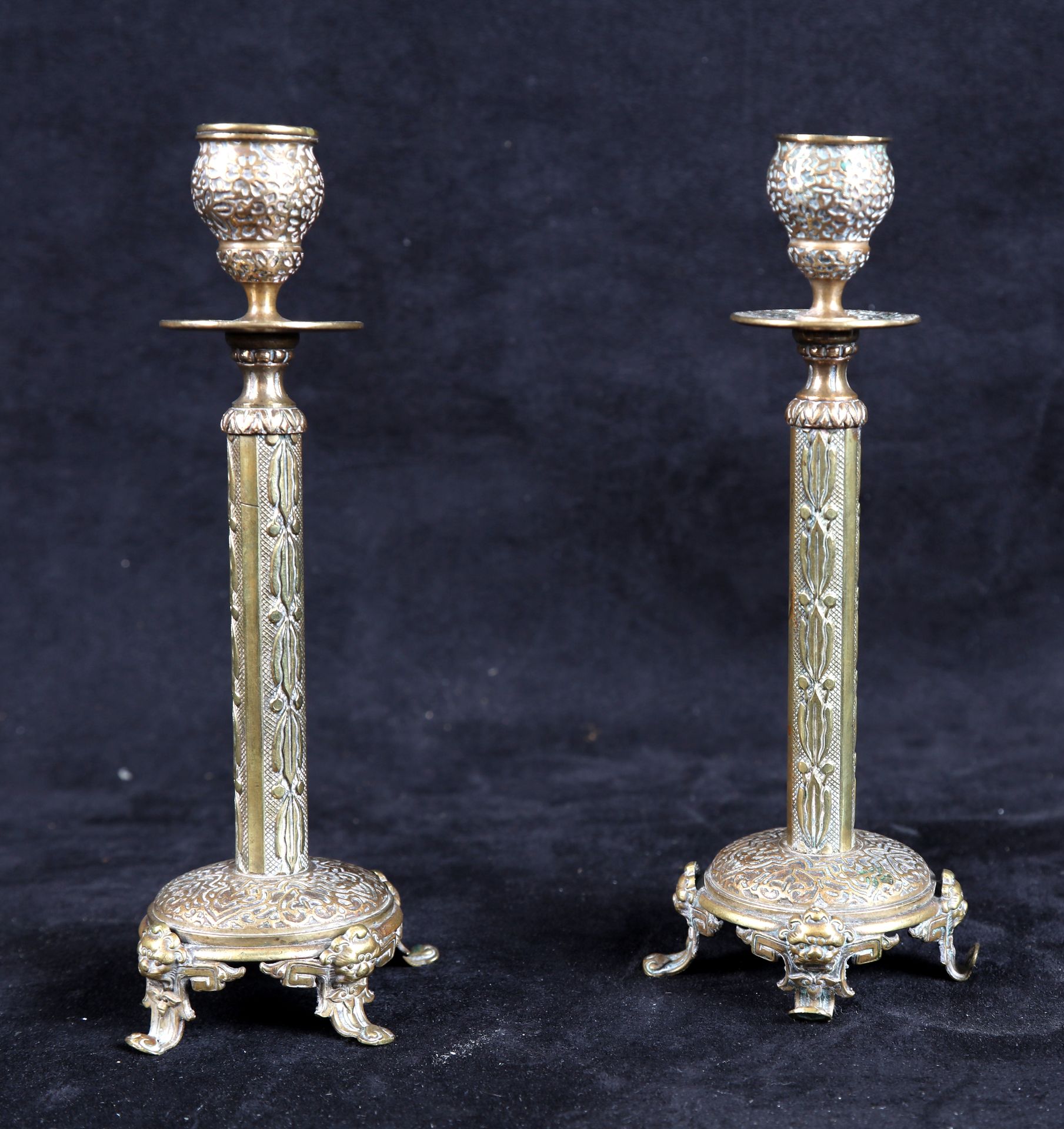Null BARBEDIENNE（归属），一对优雅的鎏金铜烛台，四条腿，高：21厘米。