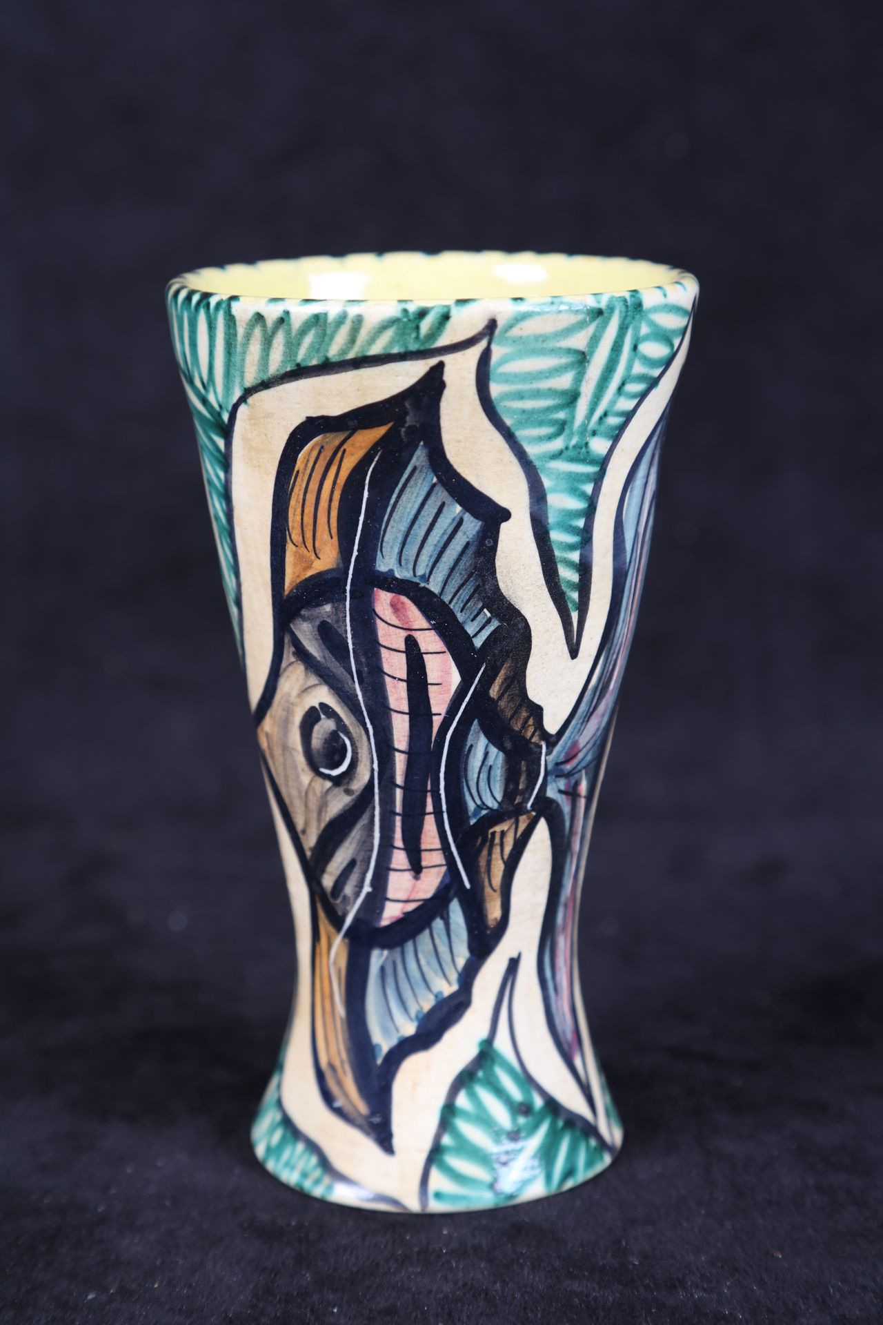 Null VALLAURIS，"Le chariot"，带鱼装饰的陶制花瓶，高16厘米。