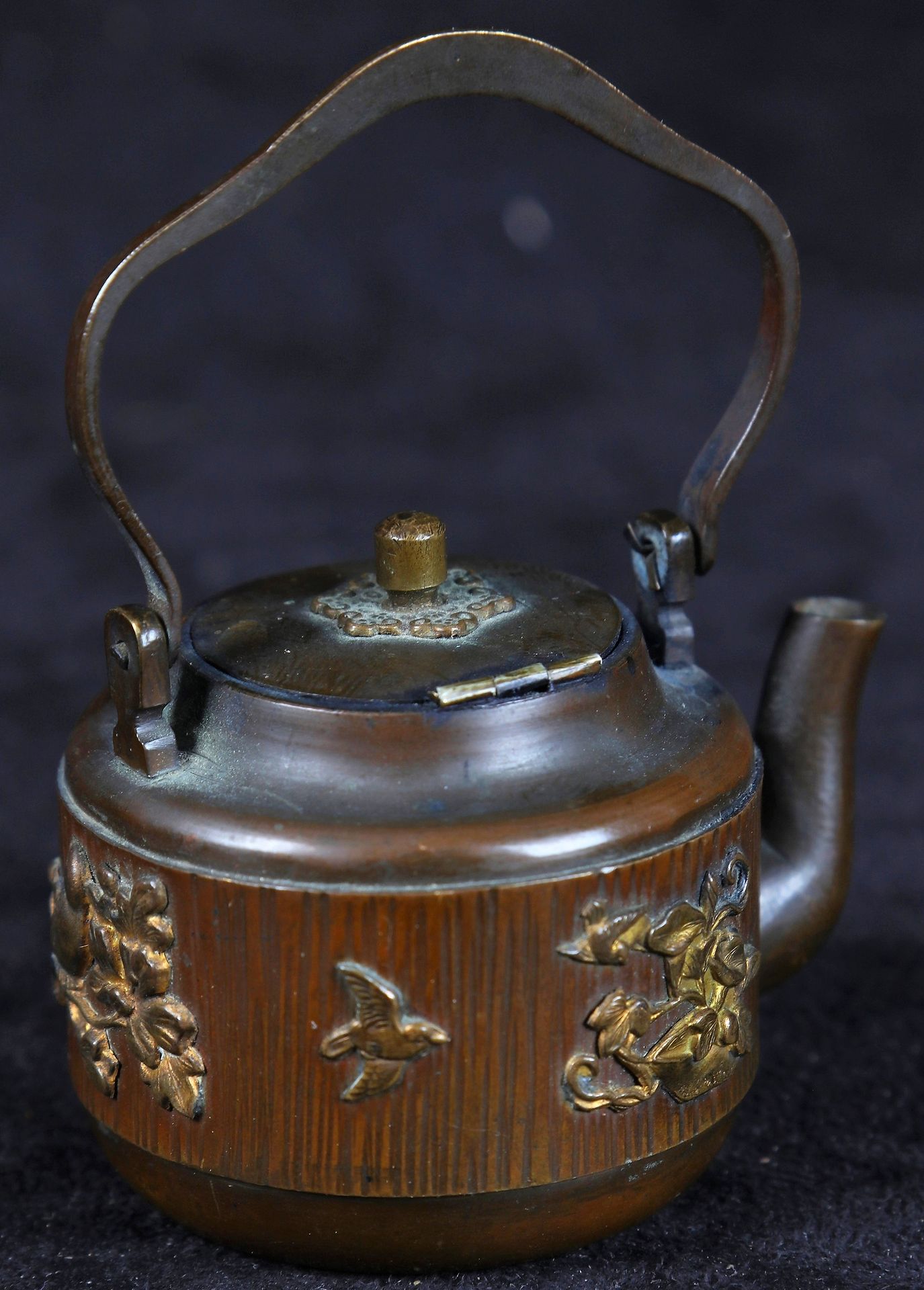 Null japan, inkwell in bronze with medal patina and gilded highlights, ht : 4,5X&hellip;