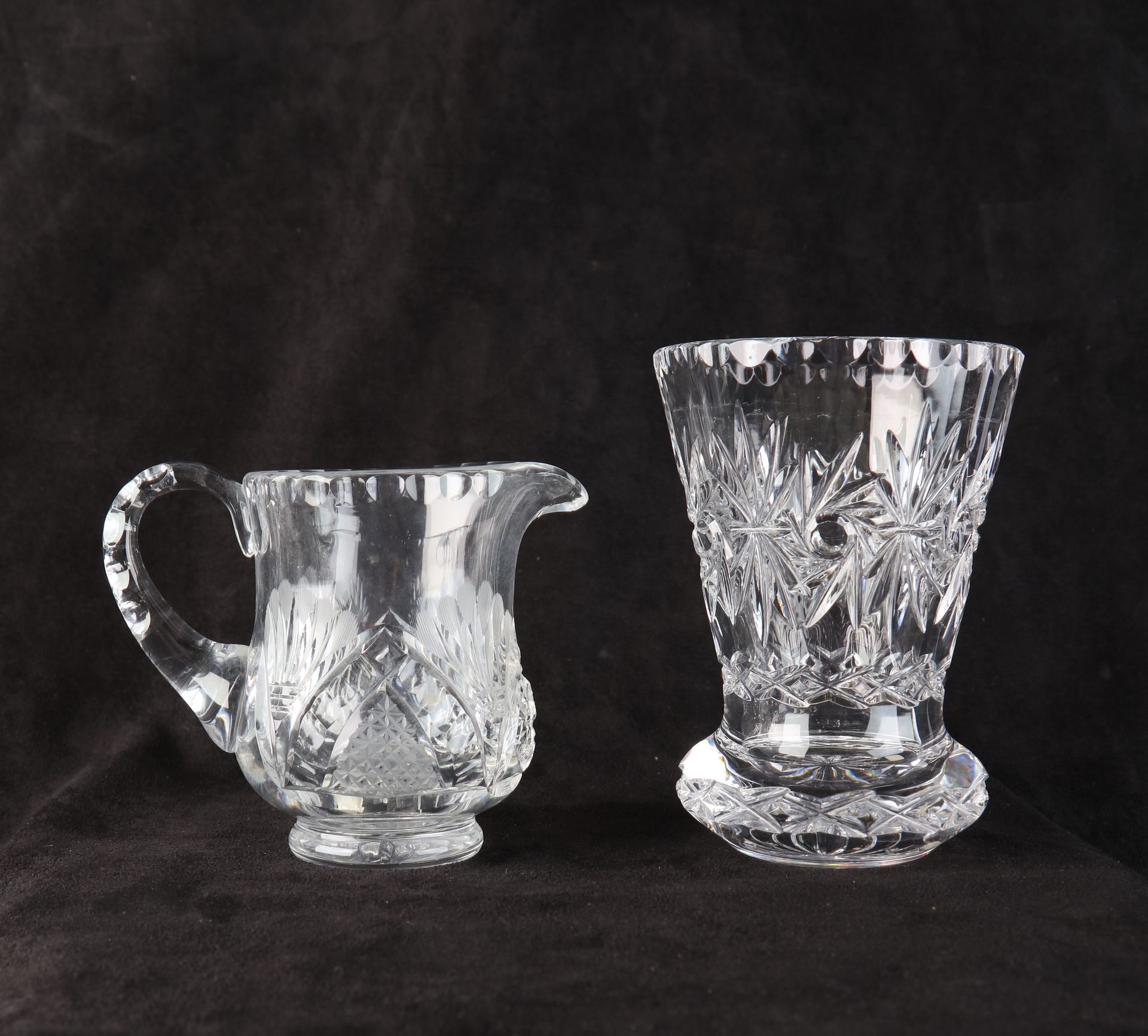 Null 3件水晶制品，东欧，水晶花瓶和带花纹的壶，三角架。11和14和带花饰的水晶碗，三角架。22X8
