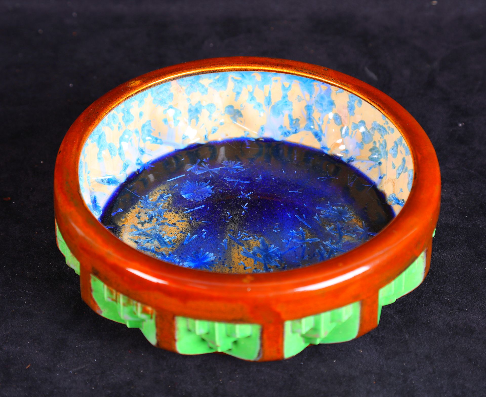 Null 
南锡的MOUGIN，圆形陶器碗上有多色珐琅。四周装饰有风格化的花卉图案的楣板。具有结晶效应的内部。标有Grès MOUGIN Nancy, 313 &hellip;